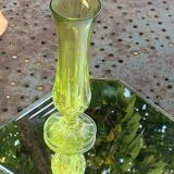Vase soliflore en verre vert anis, motif base diamant, vintage et design