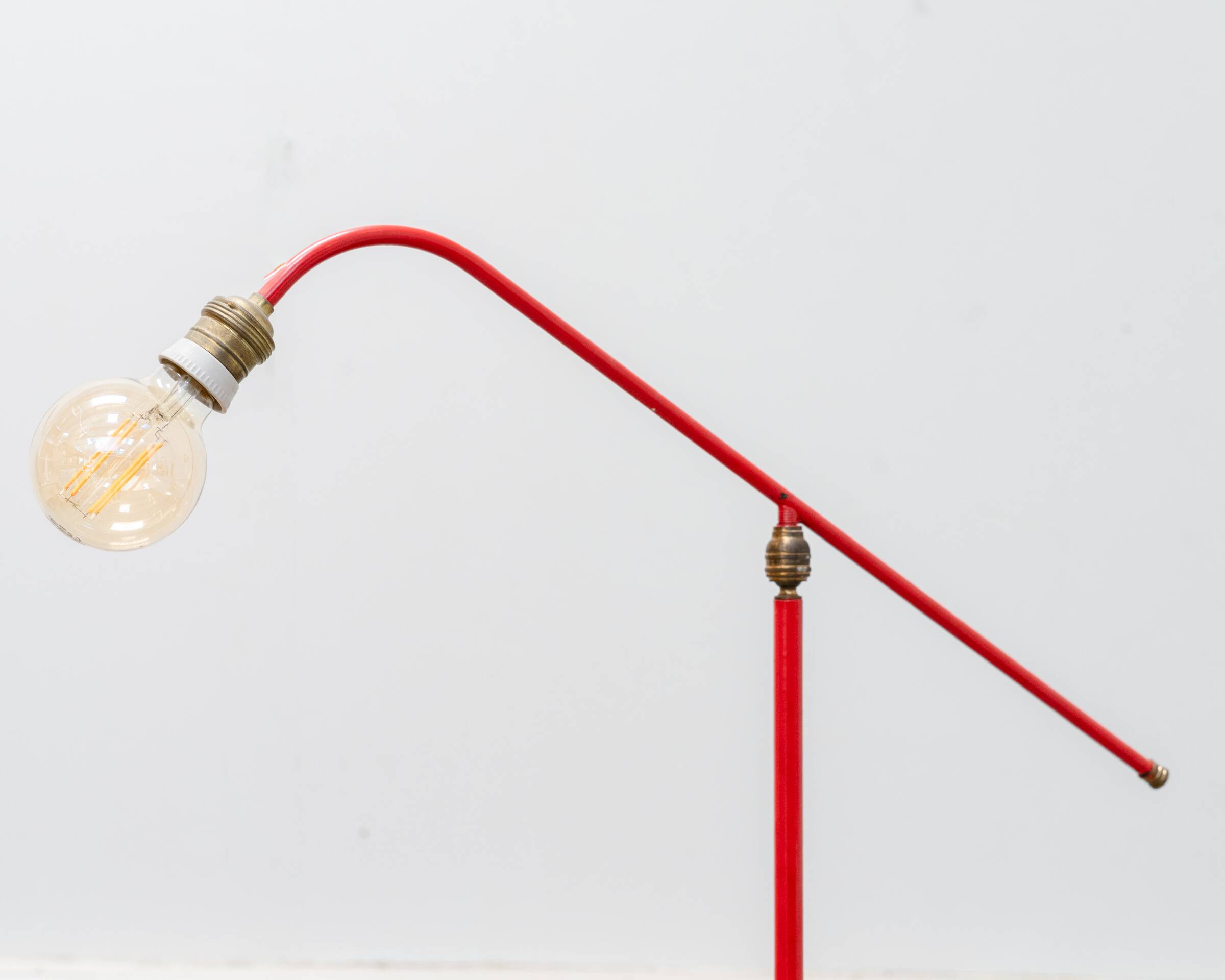 Lampe vintage tripode rouge, axe sur rotule 1950