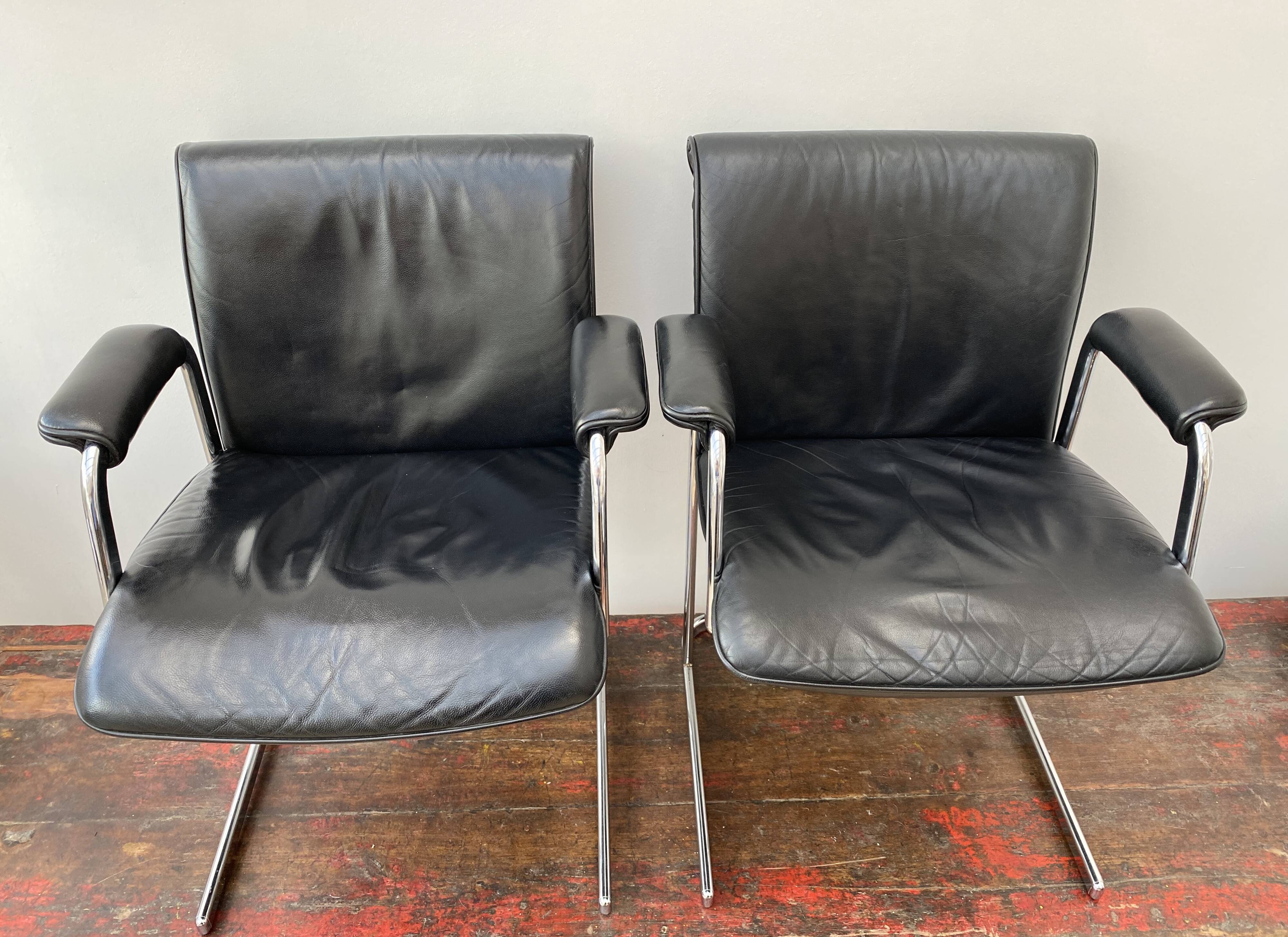 Paire de chaises de bureau en cuir noir par Boss Design
