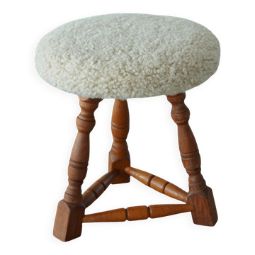 Tabouret danois moderne, à trois pieds en chêne avec pieds tournés et assise en laine d'agneau, années 1950