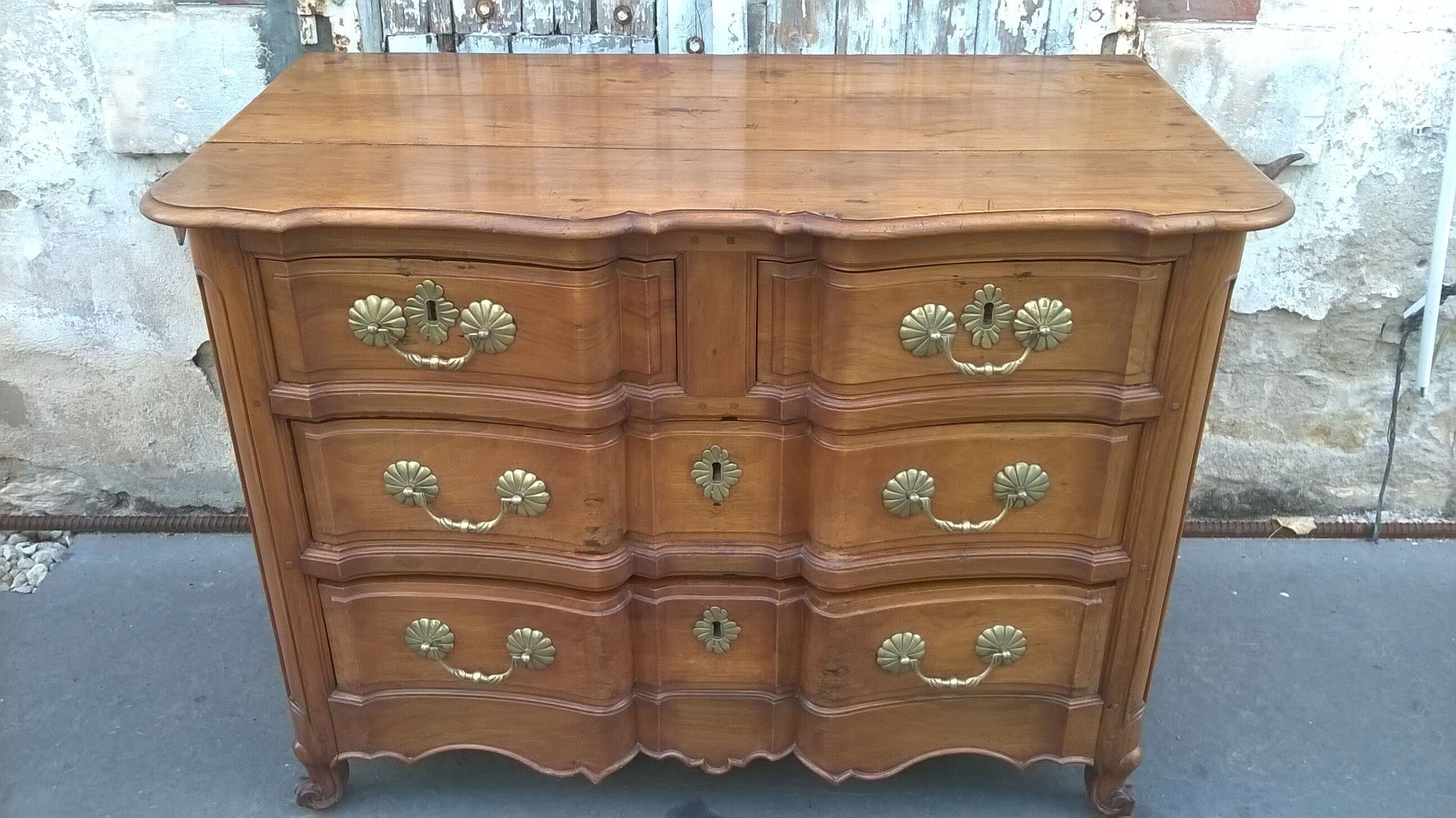 Commode arbalète en noyer XVlle, Louis XV