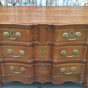 Crossbow chest of drawers in walnut, 17th century, Louis XV