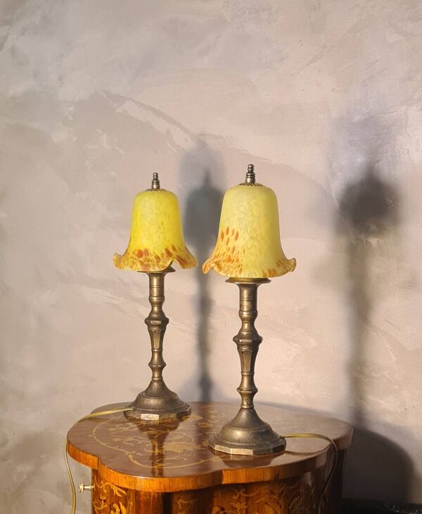 Paire de lampes de chevet Art déco en laiton et pâte de verre jaune, 1930