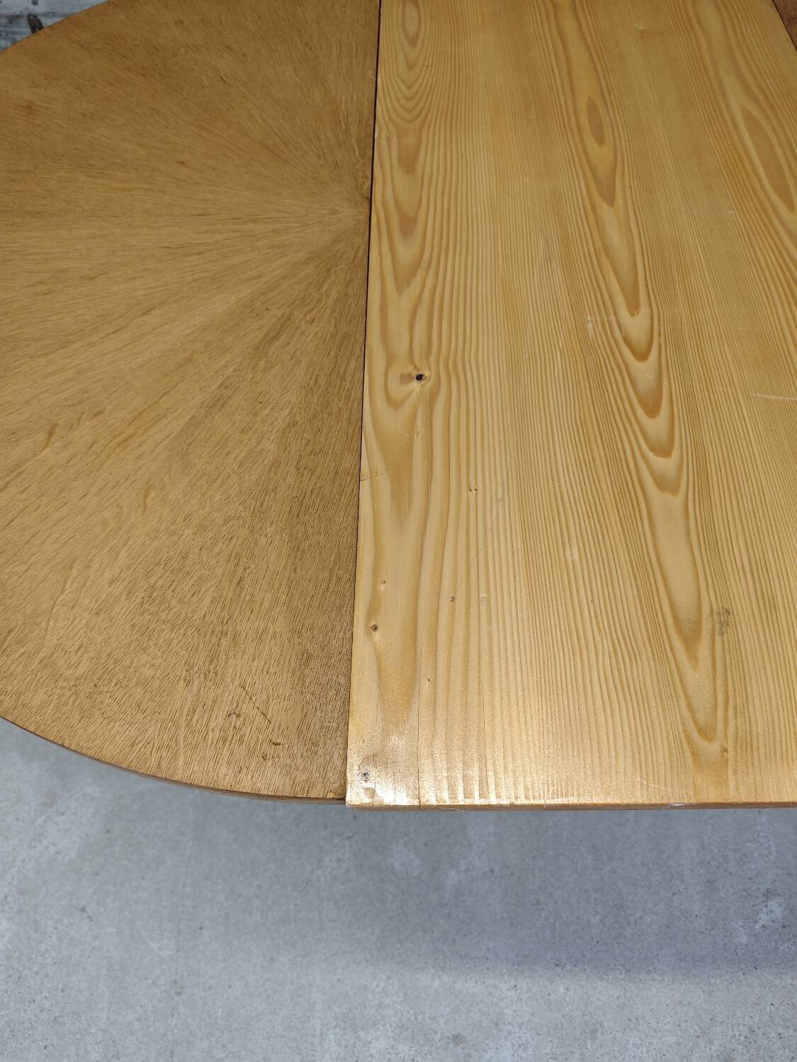 Extendable round table