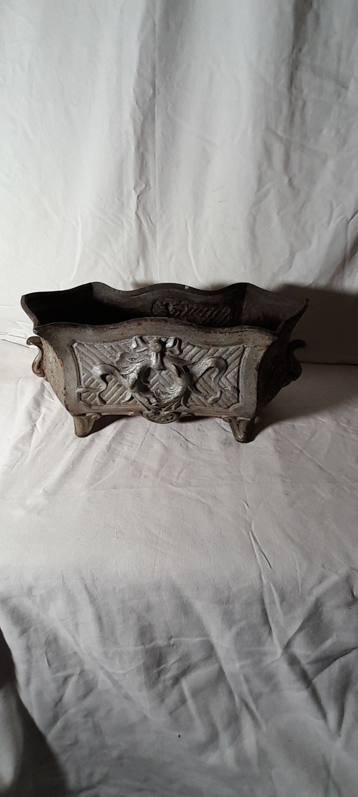 Old cast iron planter late nineteenth L 35 cm