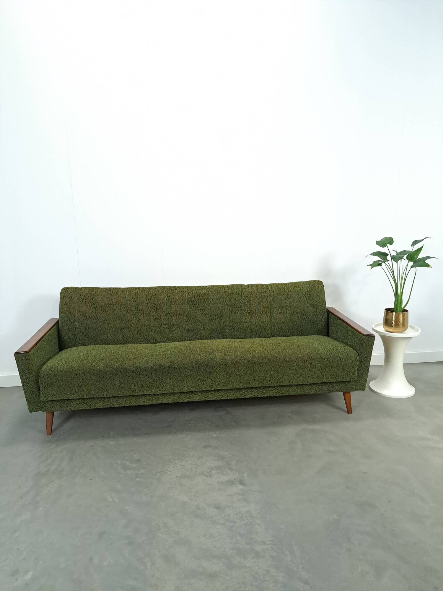 Slaapbank met groene stof en teakhout
