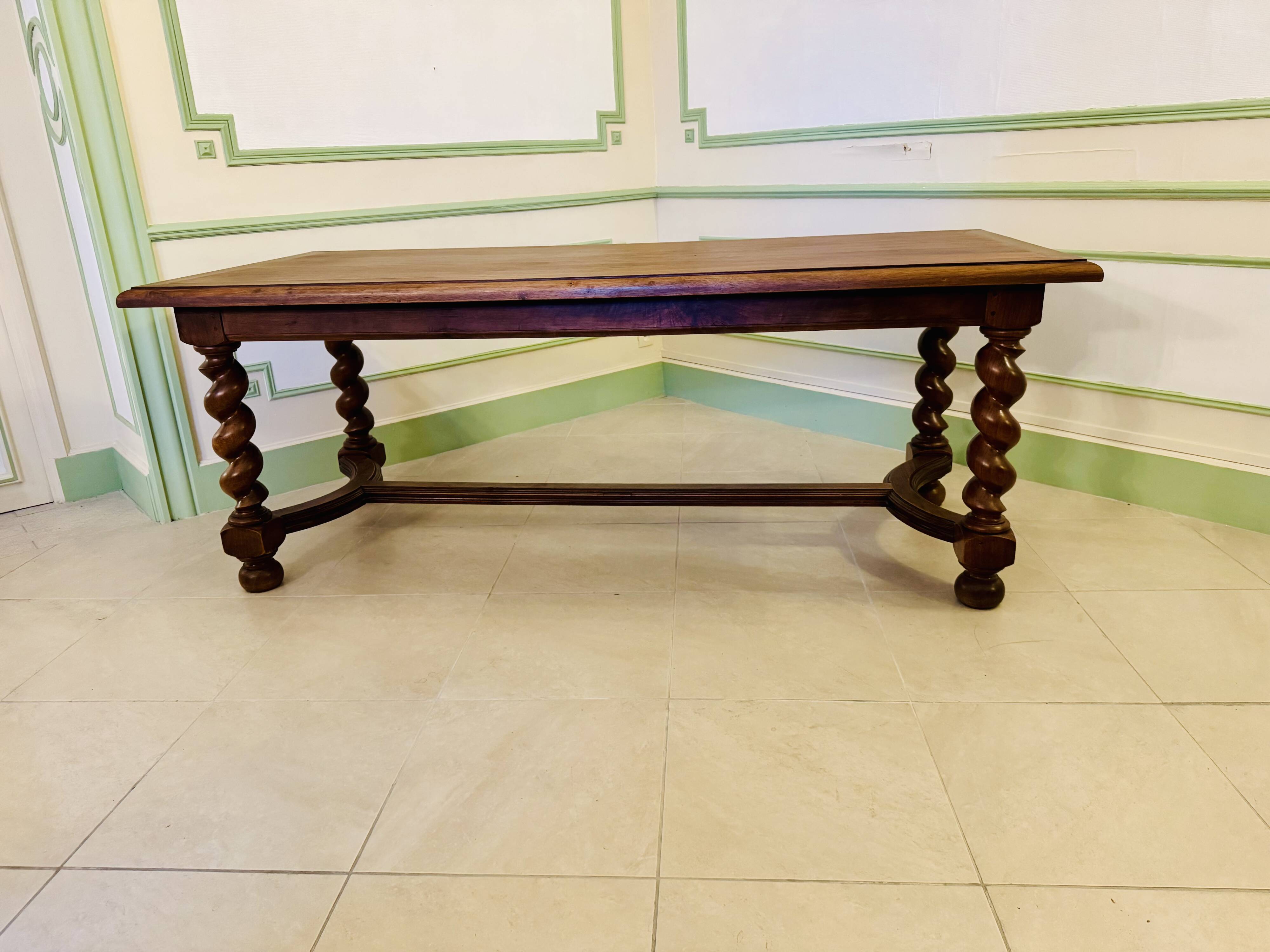 Ensemble de salle à manger en noyer massif – style Louis XIII