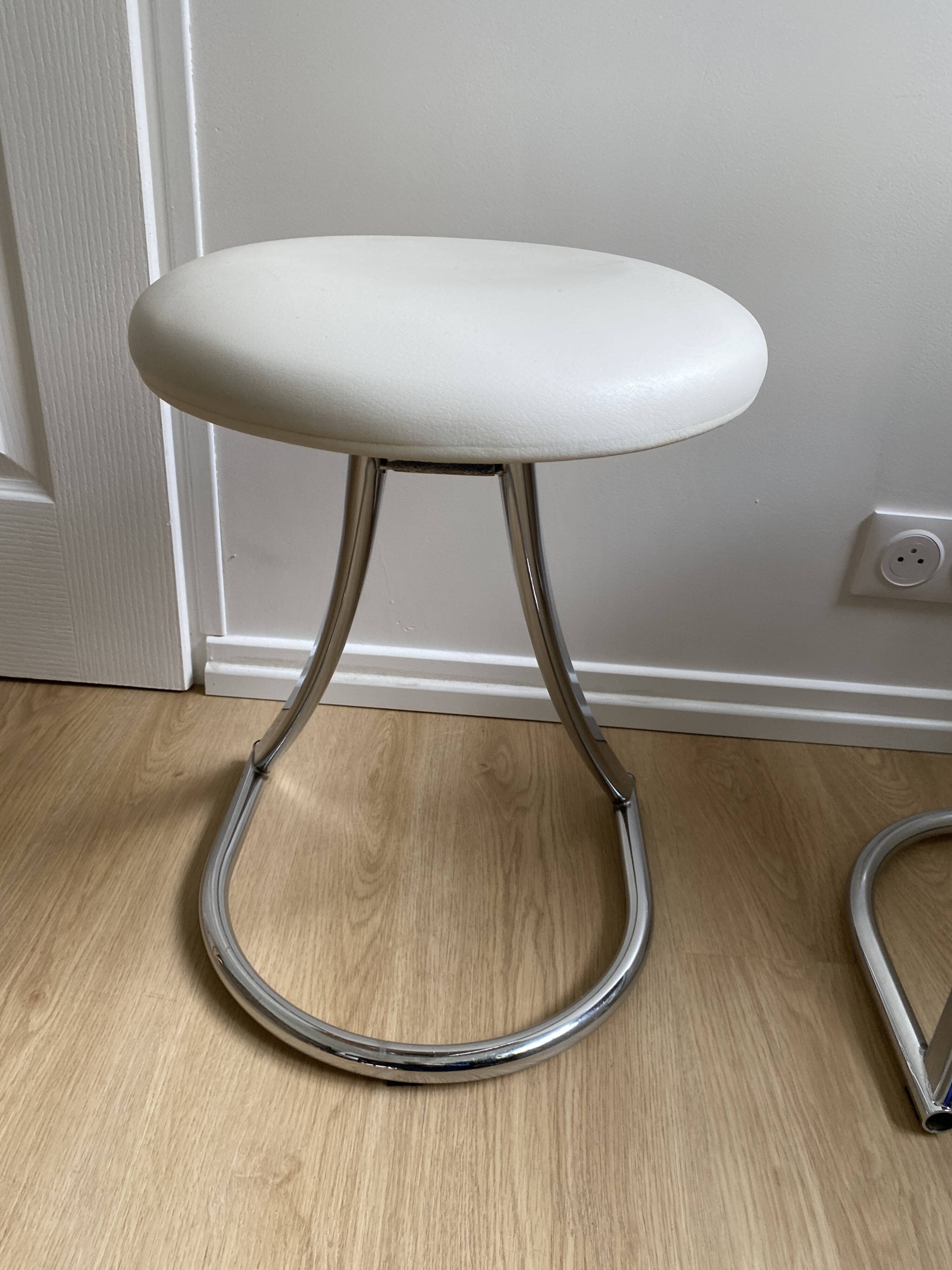 Pair of vintage Z low stools with chrome metal base and white skai seat. H: 49 cm 80s