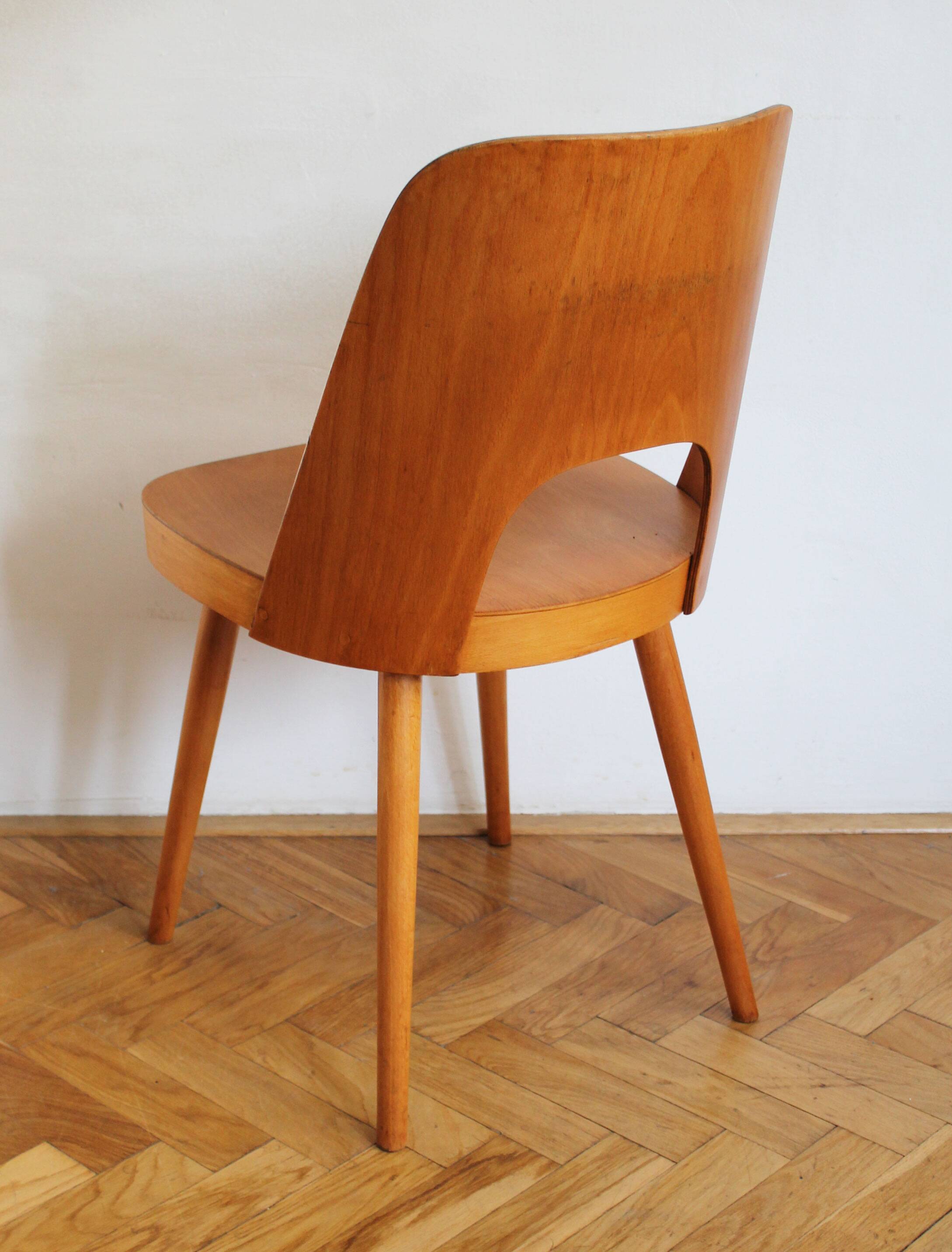 Ensemble de quatre chaises de salle à manger du milieu du siècle n° 515 par Oswald Haerdtl pour la société TON