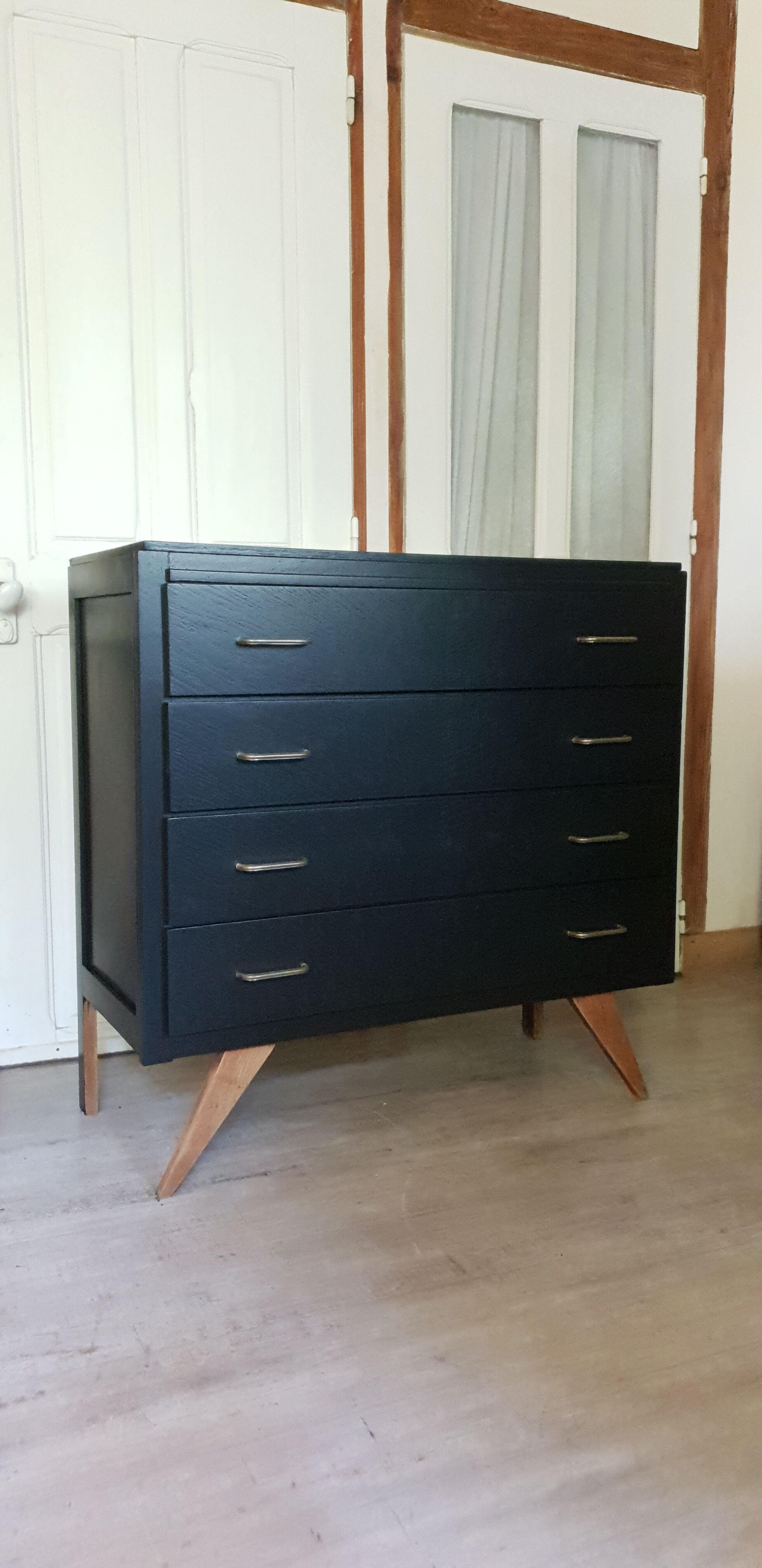Dresser black compass feet