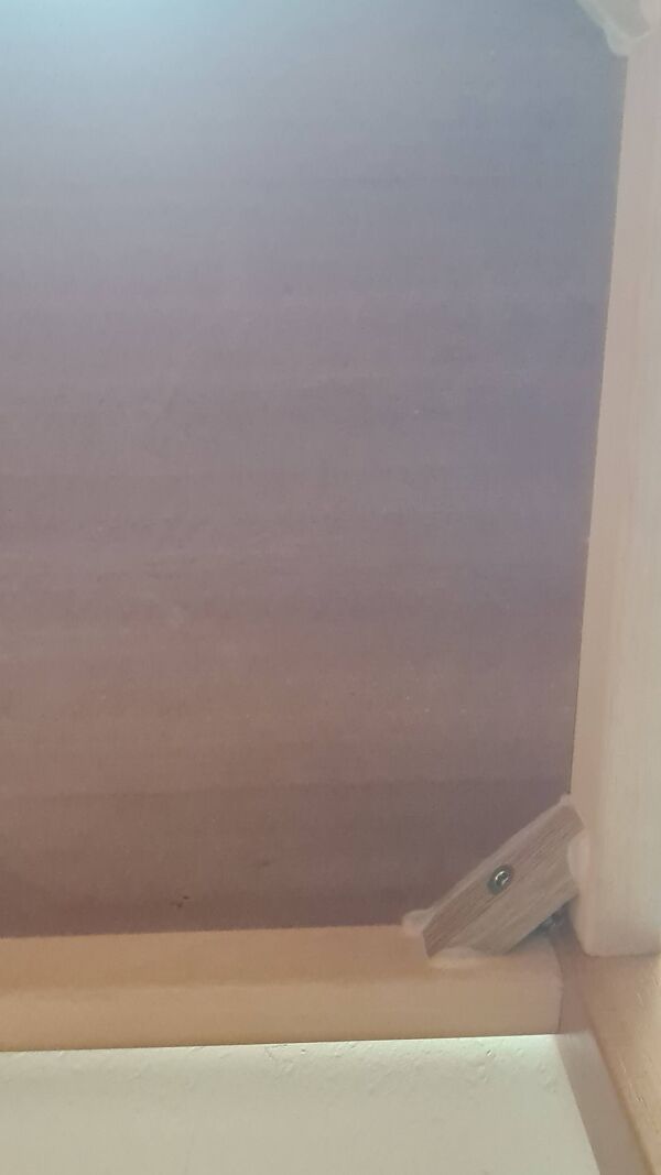 Une étagère ou un porte-livres vintage.