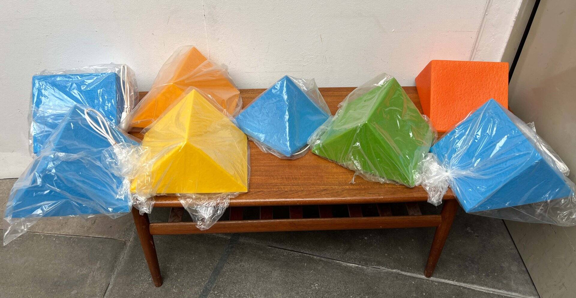 Lampe de sol ou de table en forme de prisme orange postmoderne de Heico, années 1980.