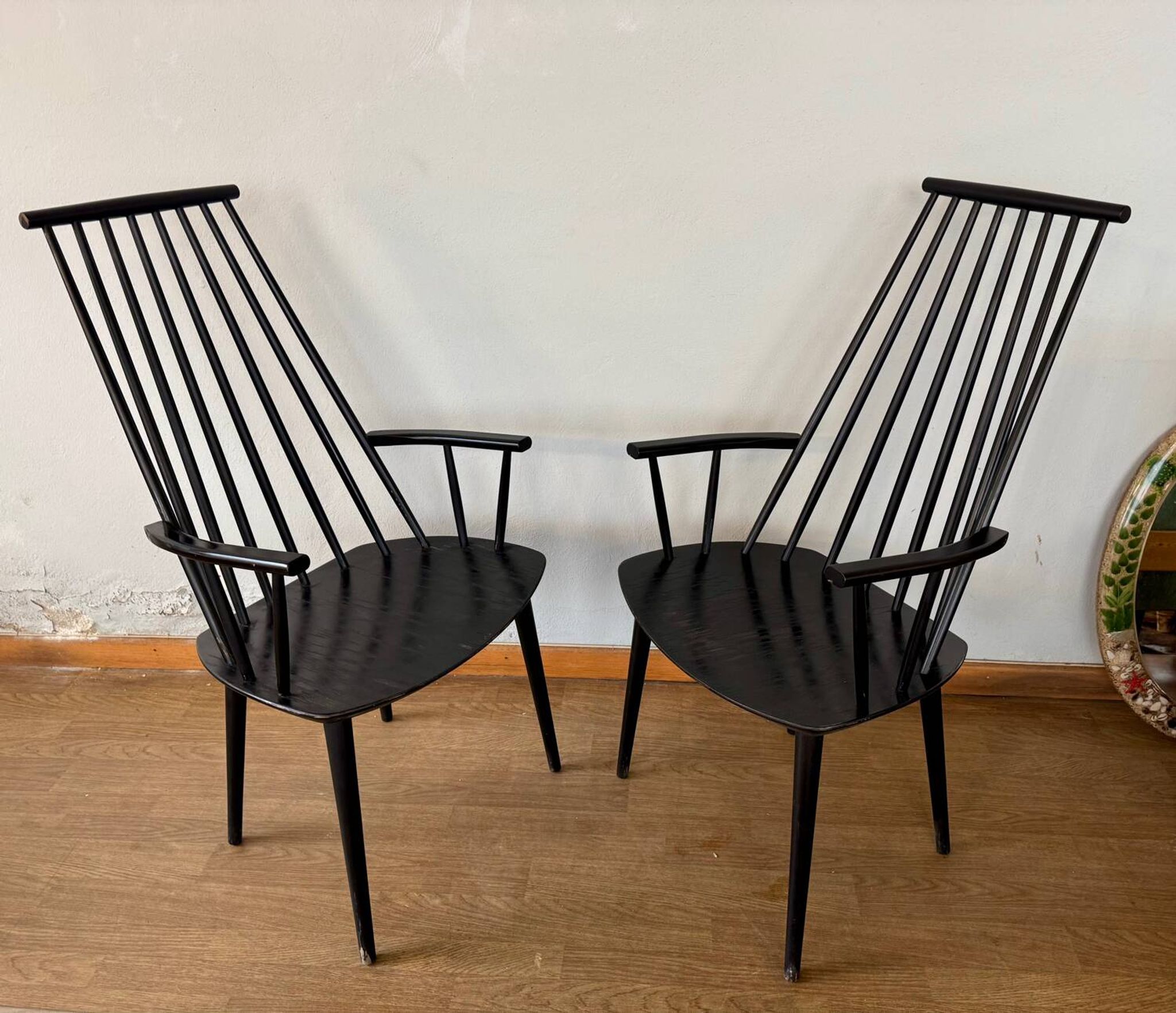 Armchair with armrests and Scandinavian bridge slats