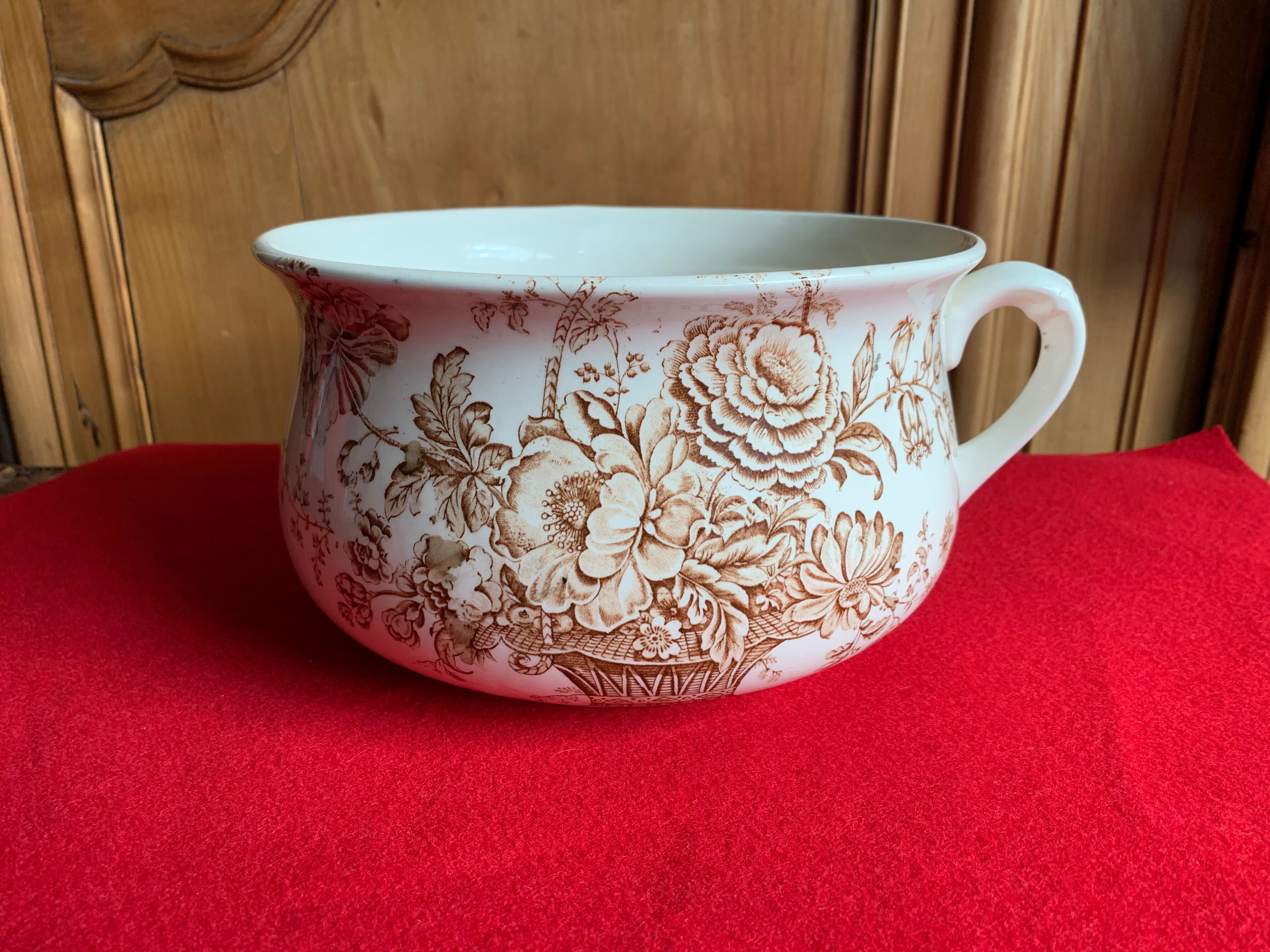 Night vase pot in English earthenware