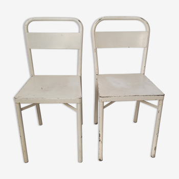 Paire de chaises en metal blanc patiné