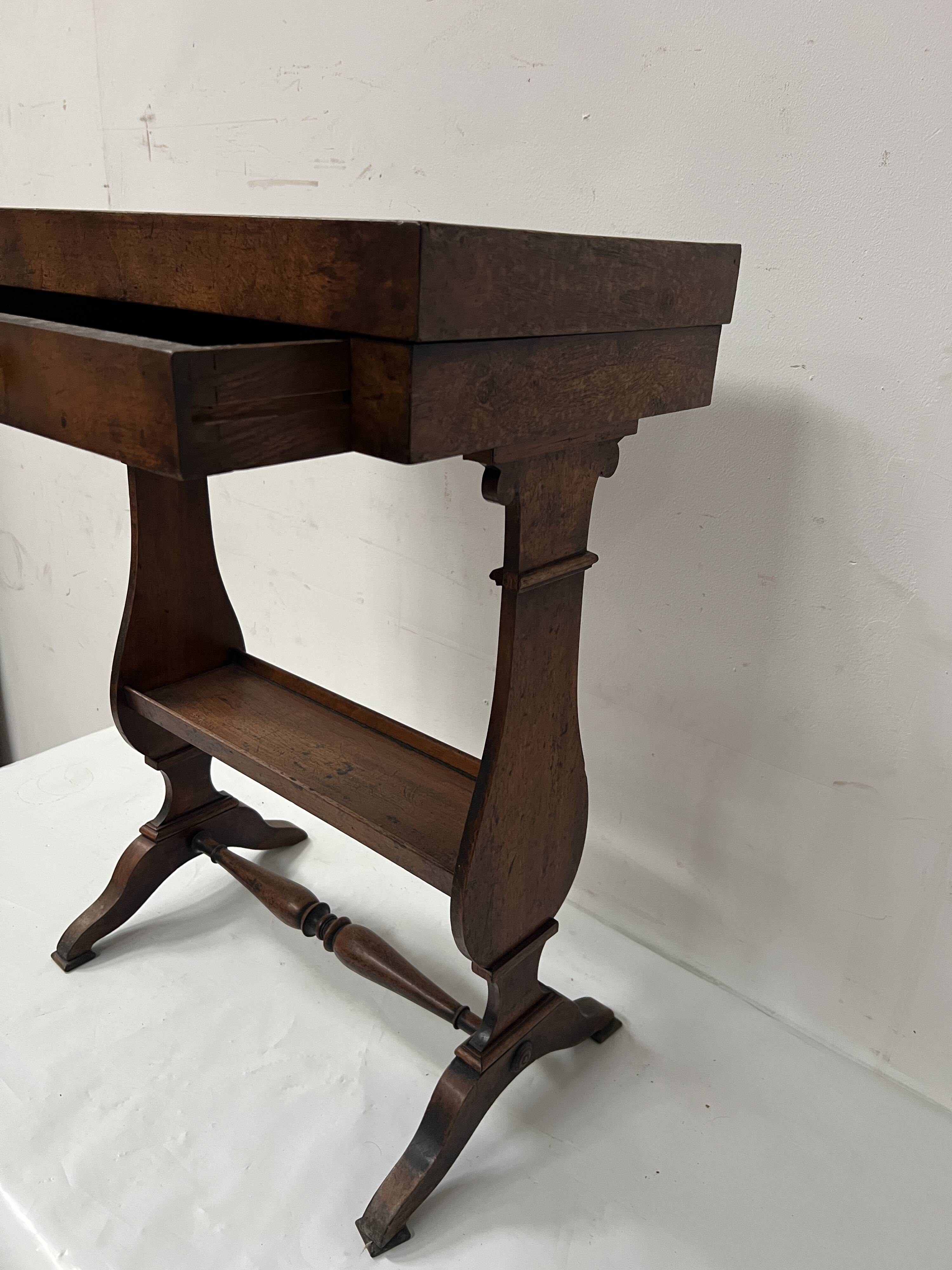 Directoire period work table in solid walnut, 19th century.