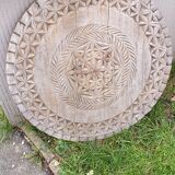 Table ouvragé en tek et pietement tripode