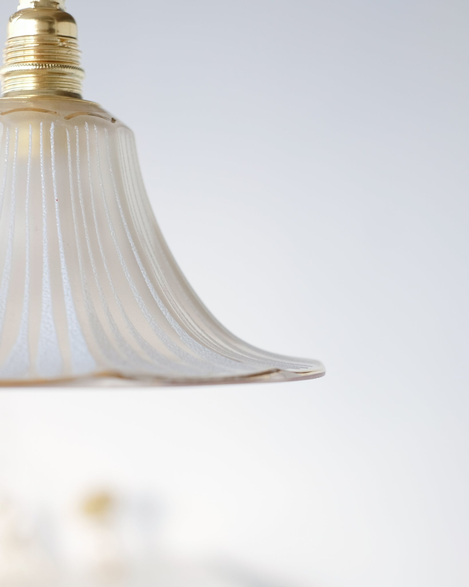 Pendant lamp in engraved and gilded glass