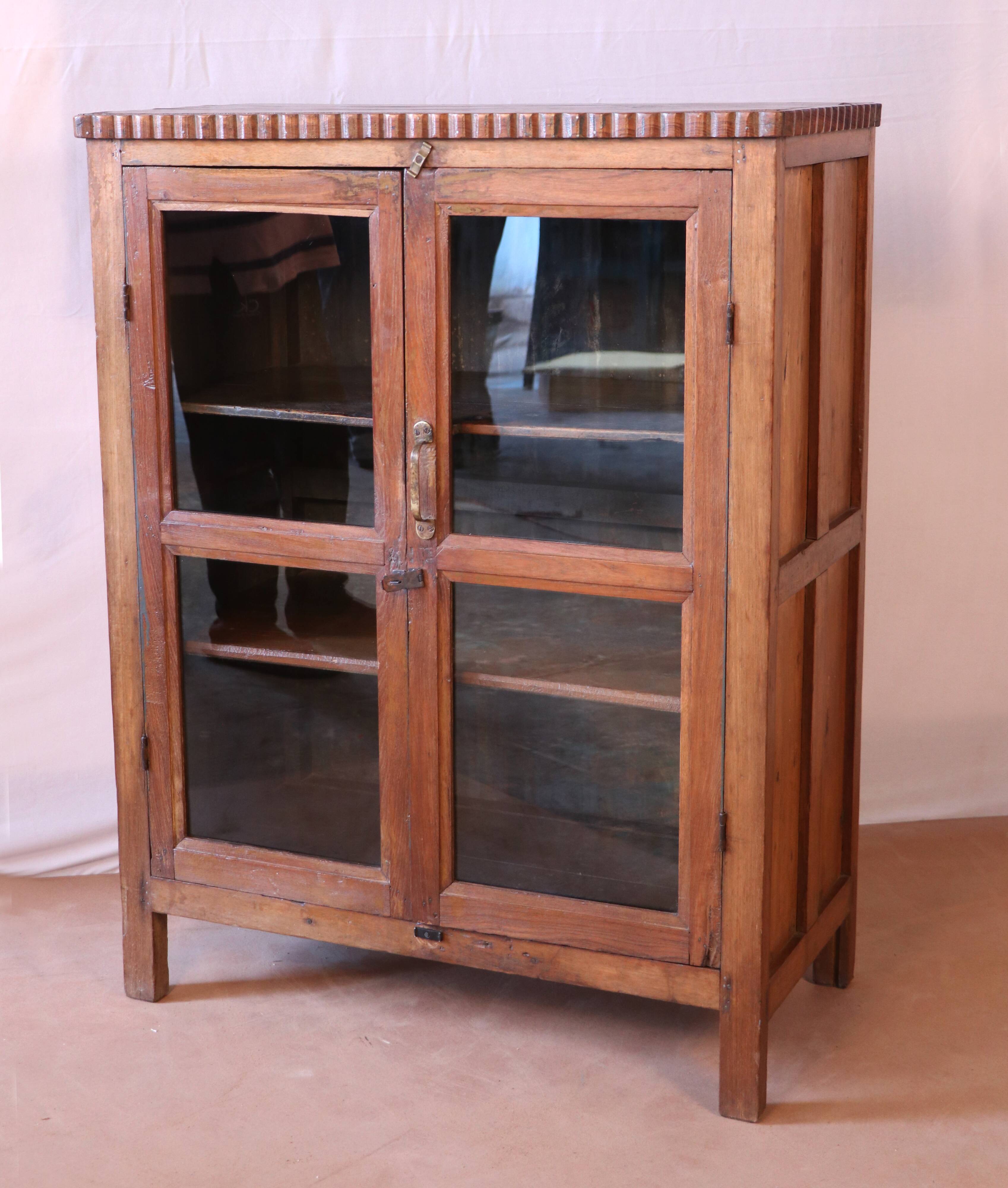 Ancien cabinet vitré en teck birman