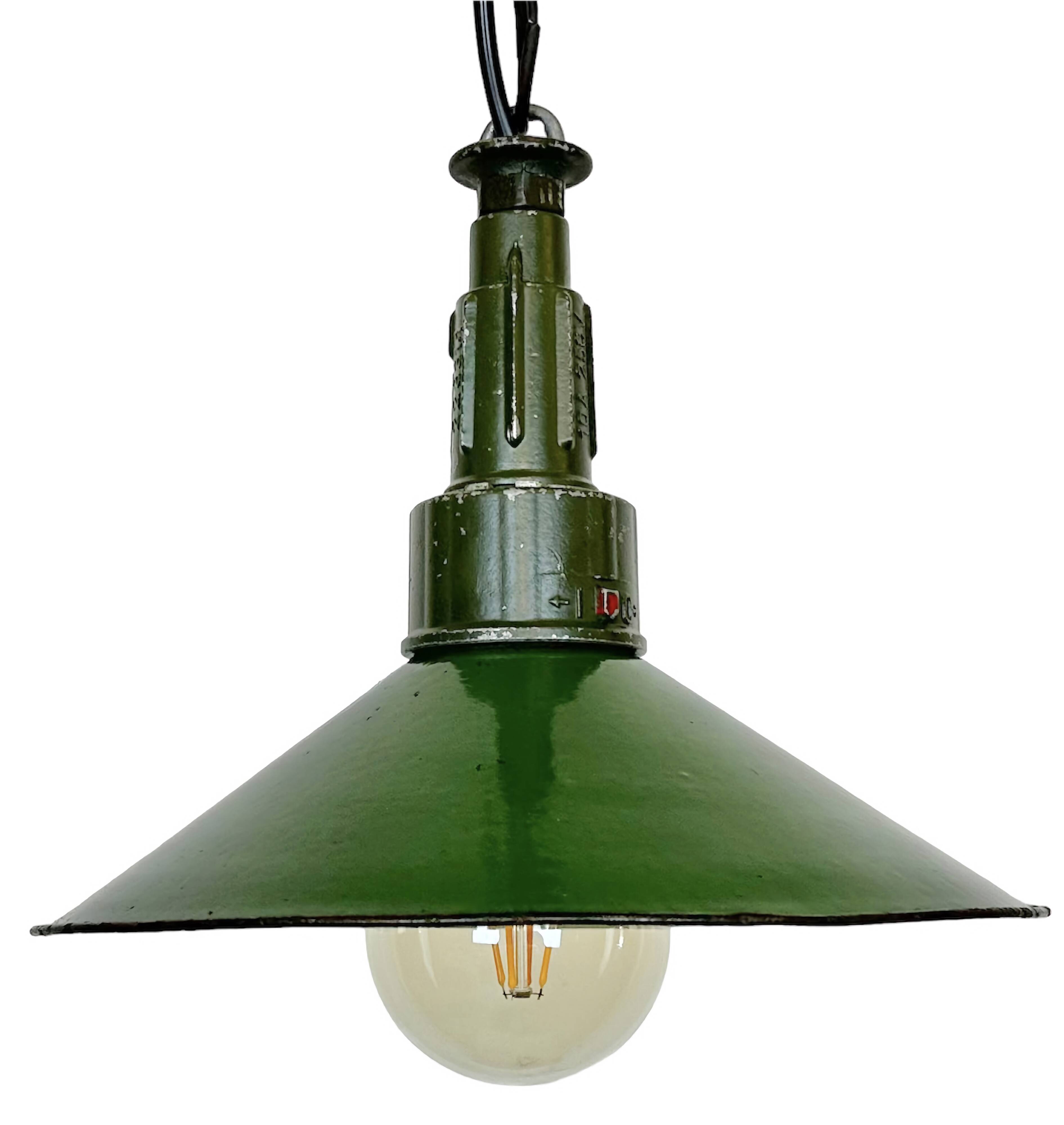 Industrial green enamel military pendant lamp with cast aluminium top, 1960s