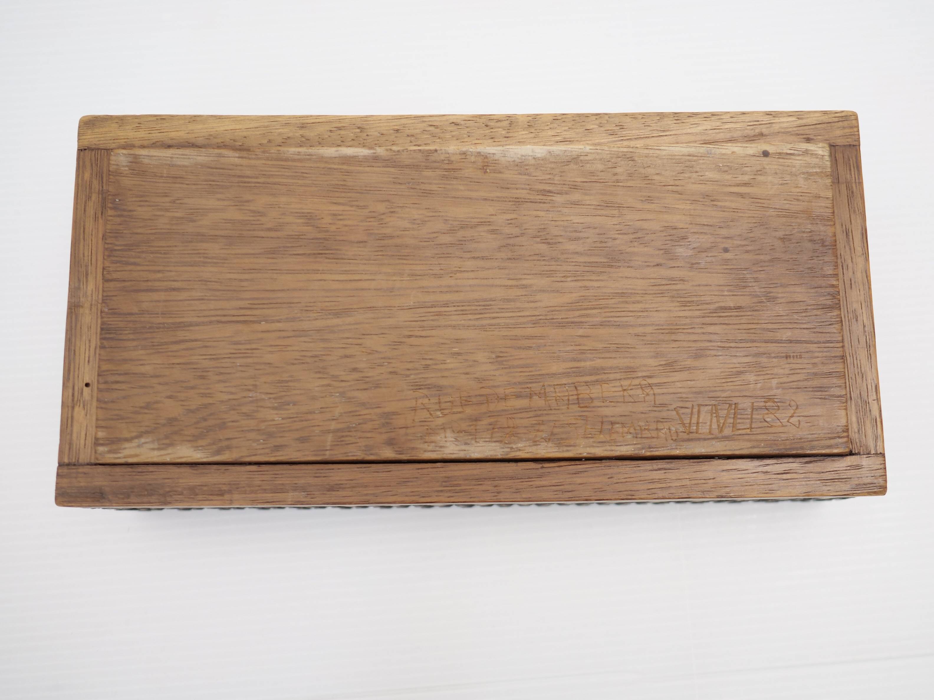 Brutalist pocket emptier with lid