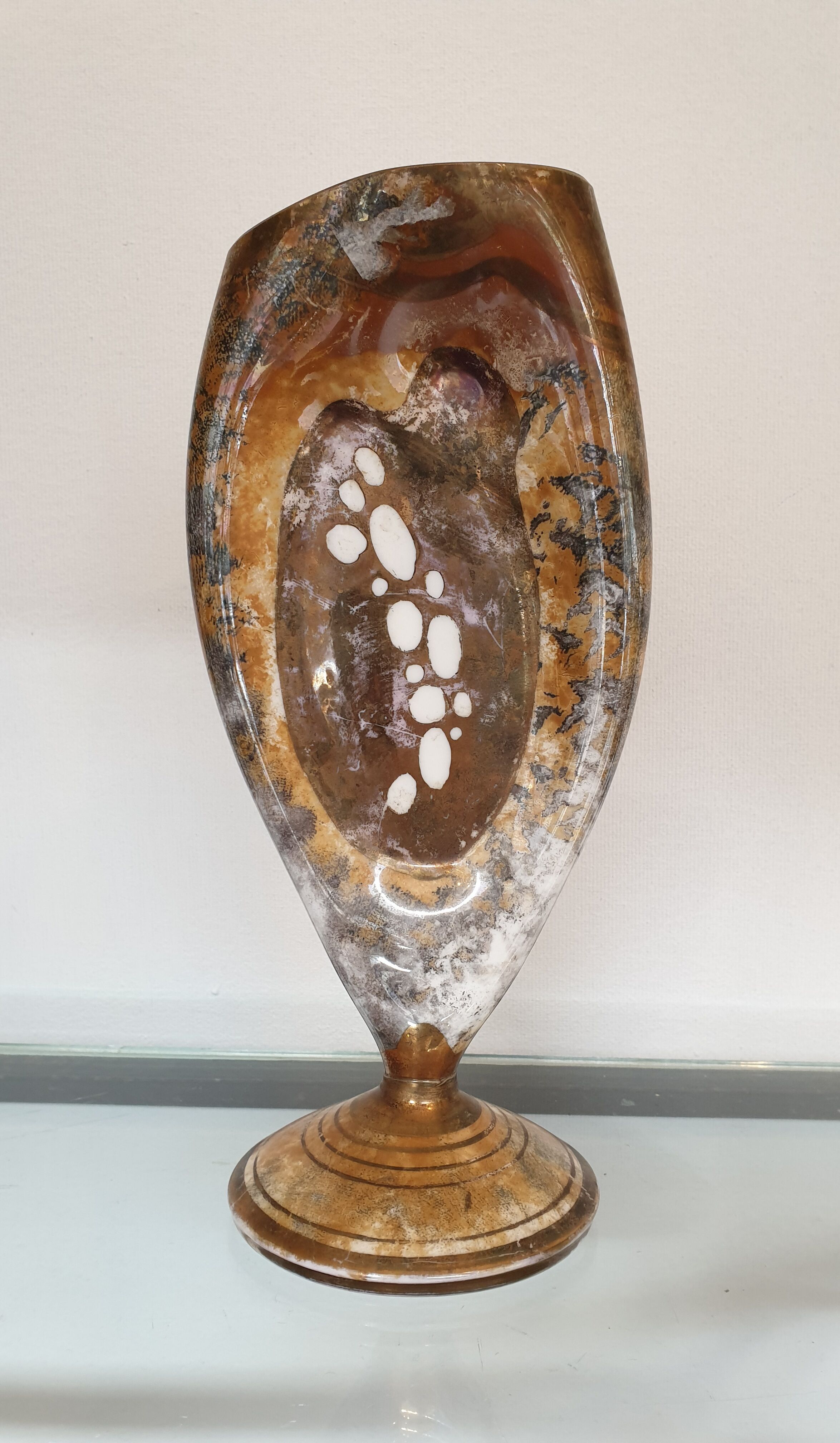 Vase en porcelaine doré mordoré