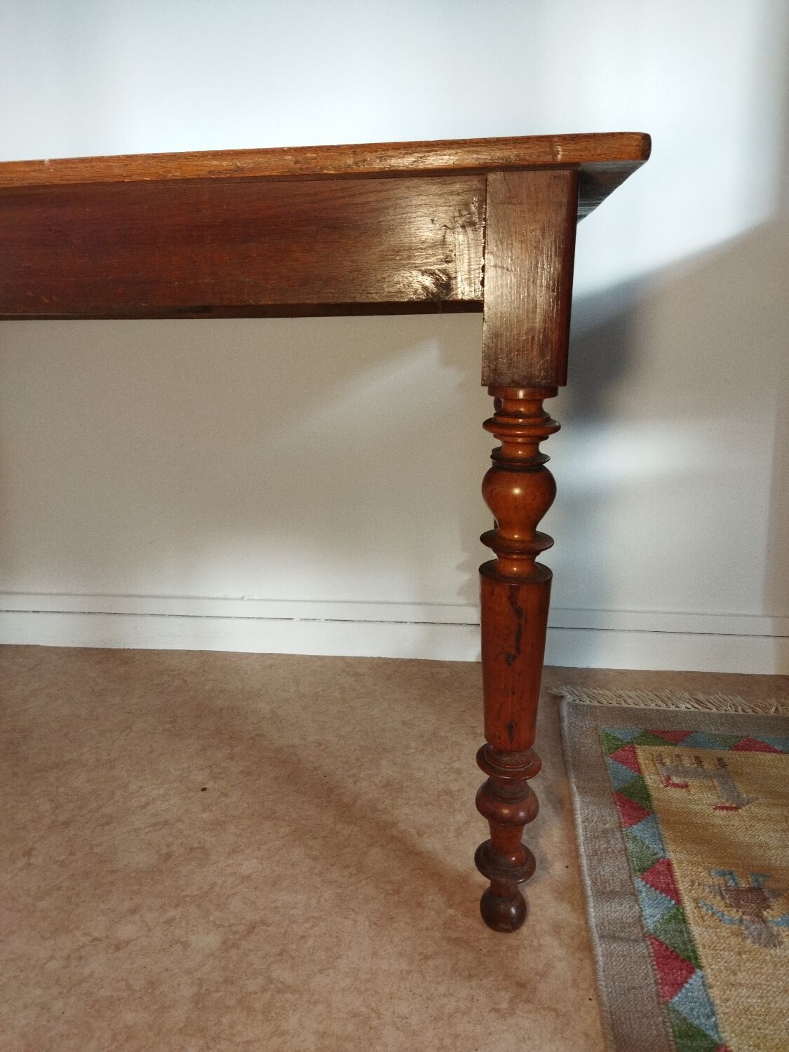 Desk with turned legs