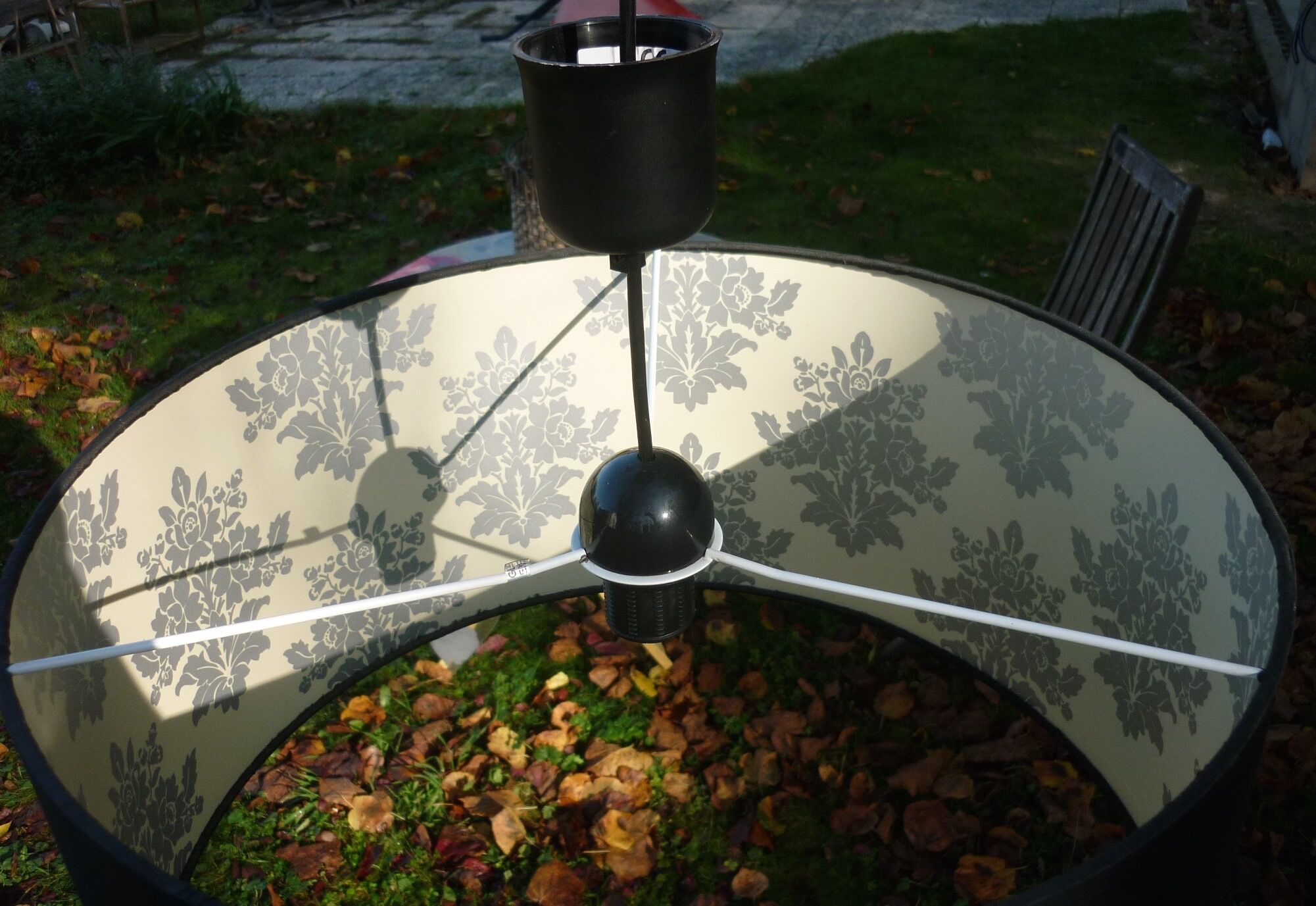 Black cylindrical blind suspension with silver moist print