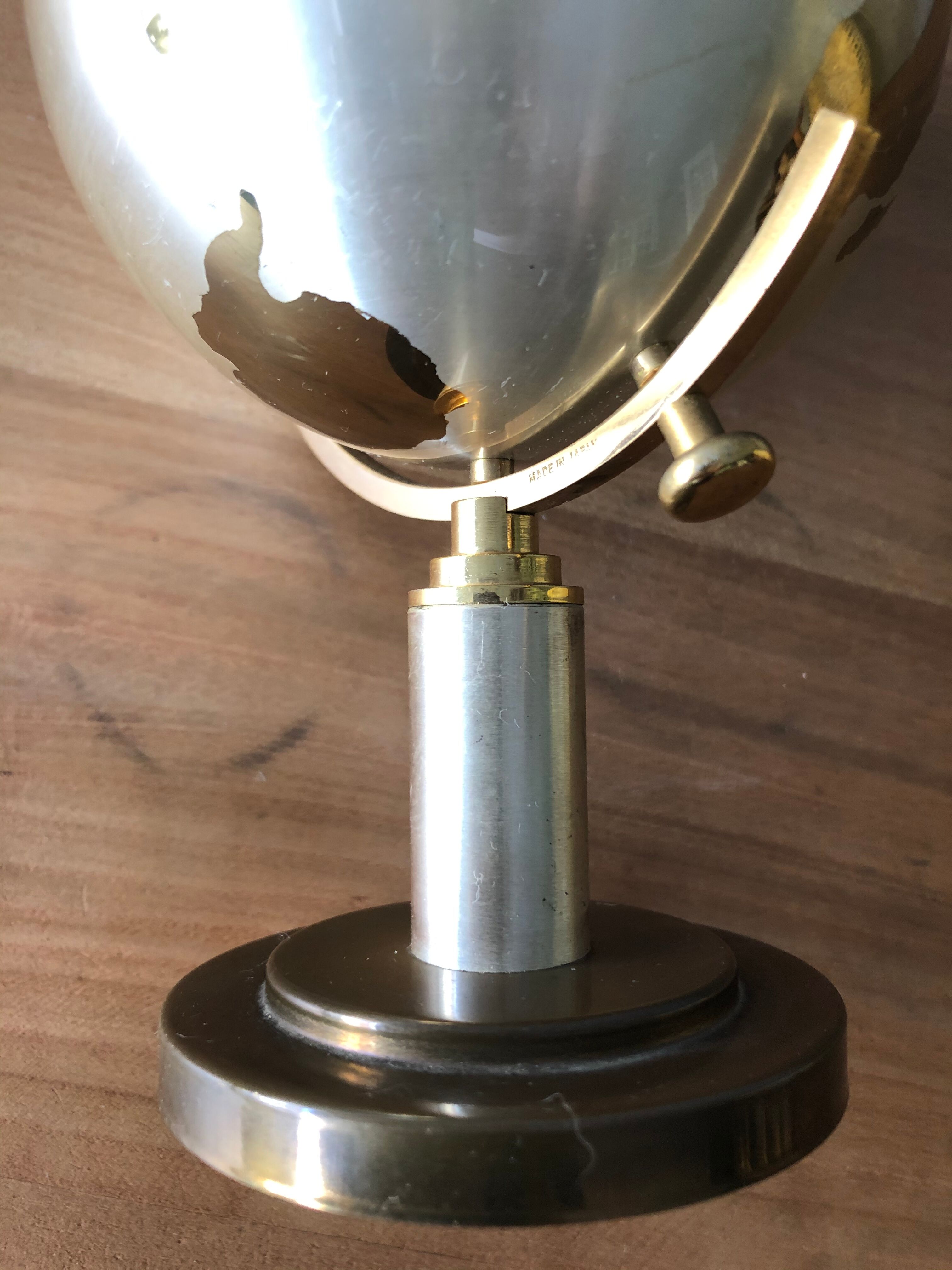 World mappe, globe cigarette distributor