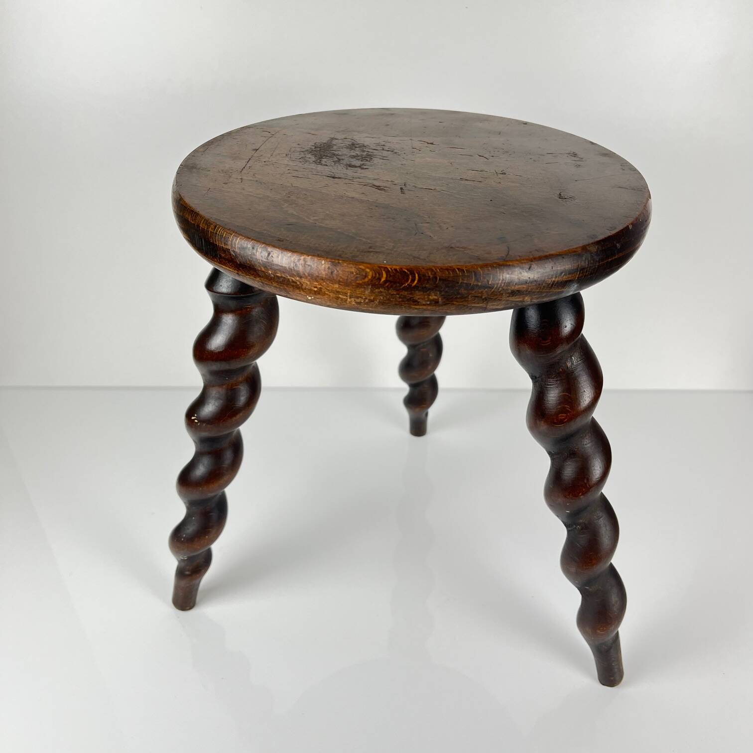 Tabouret ancien en bois massif à pieds torsadés, début XXe