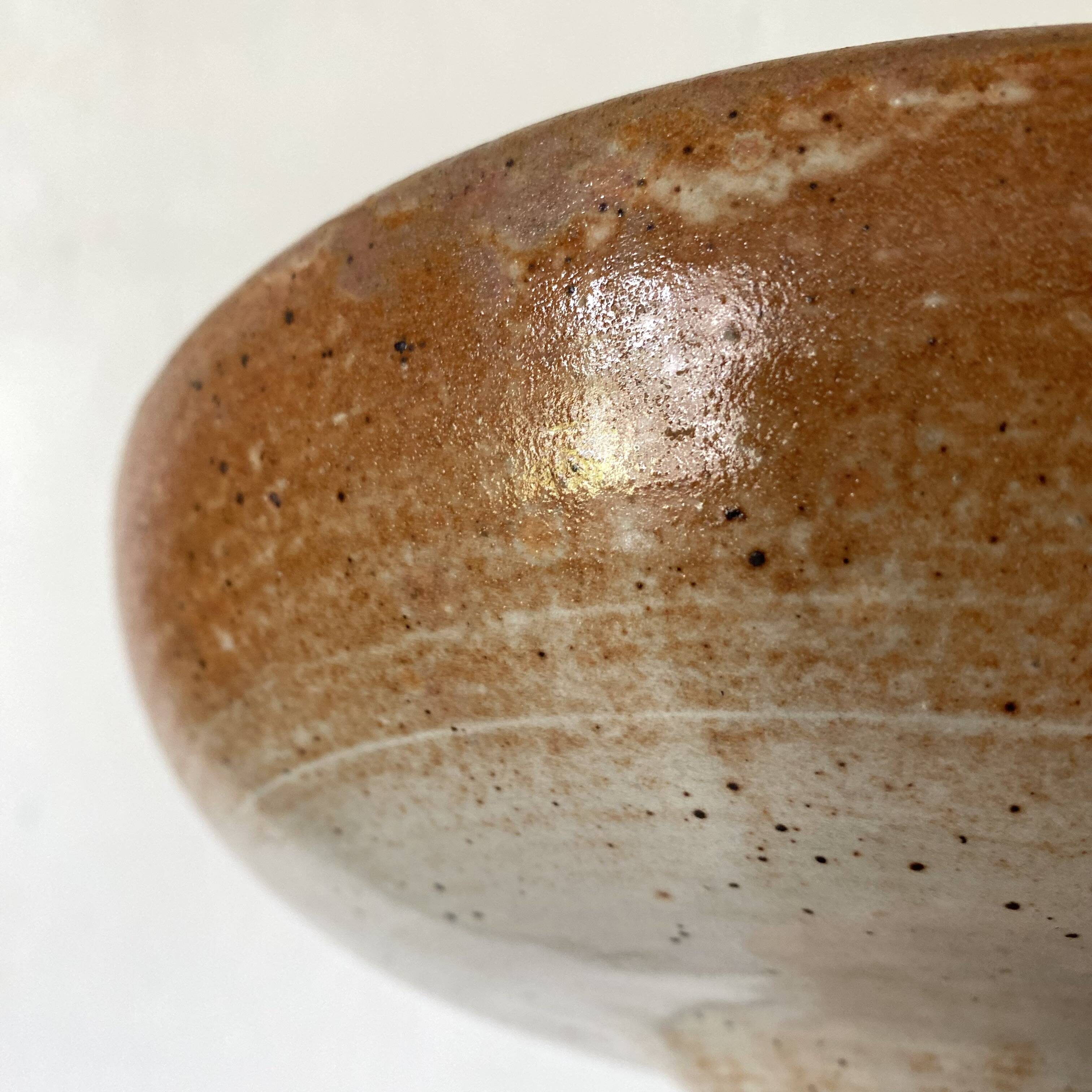 Free-standing stoneware fruit bowl