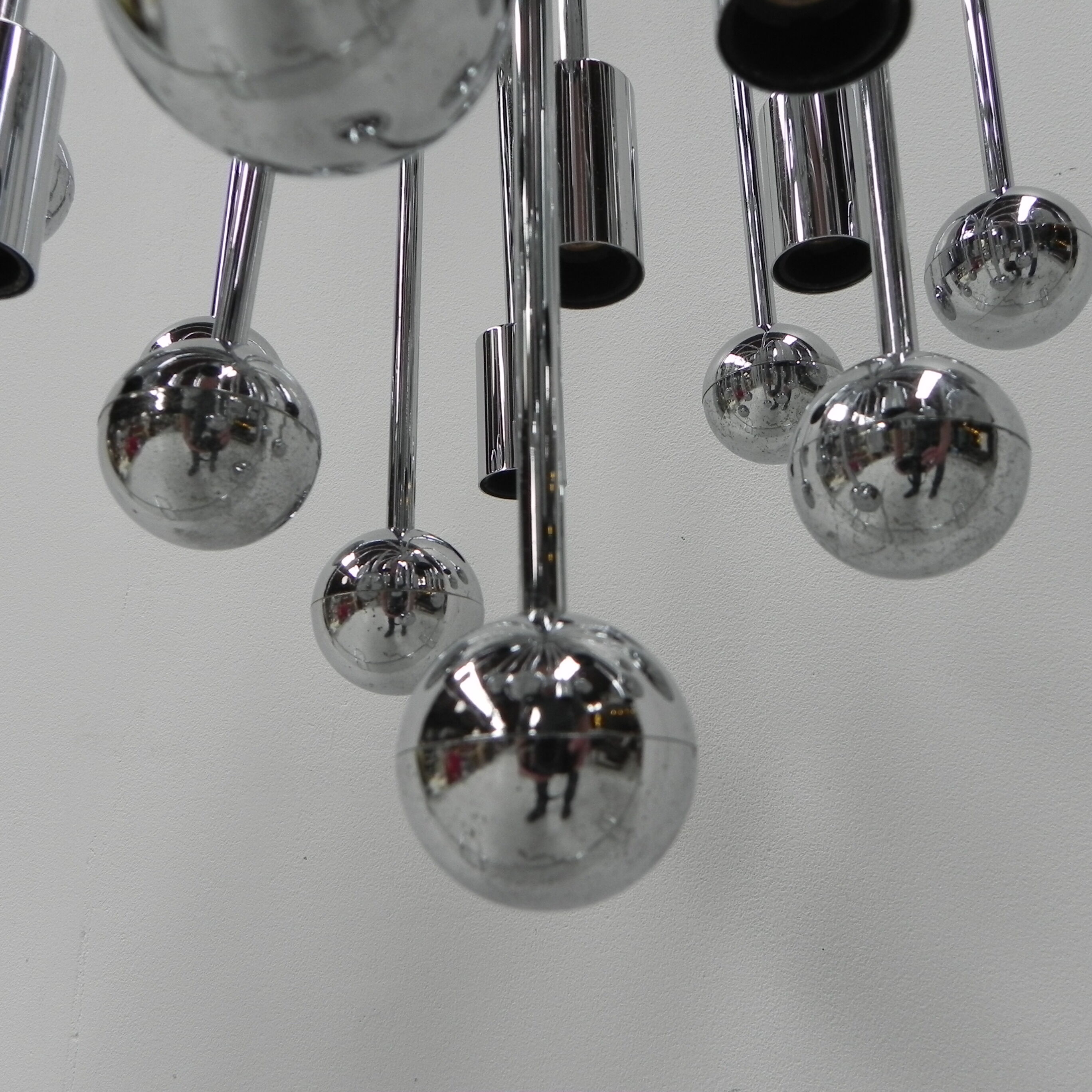 Suspension Spoutnik vintage avec 9 points lumineux et 16 globes chromés