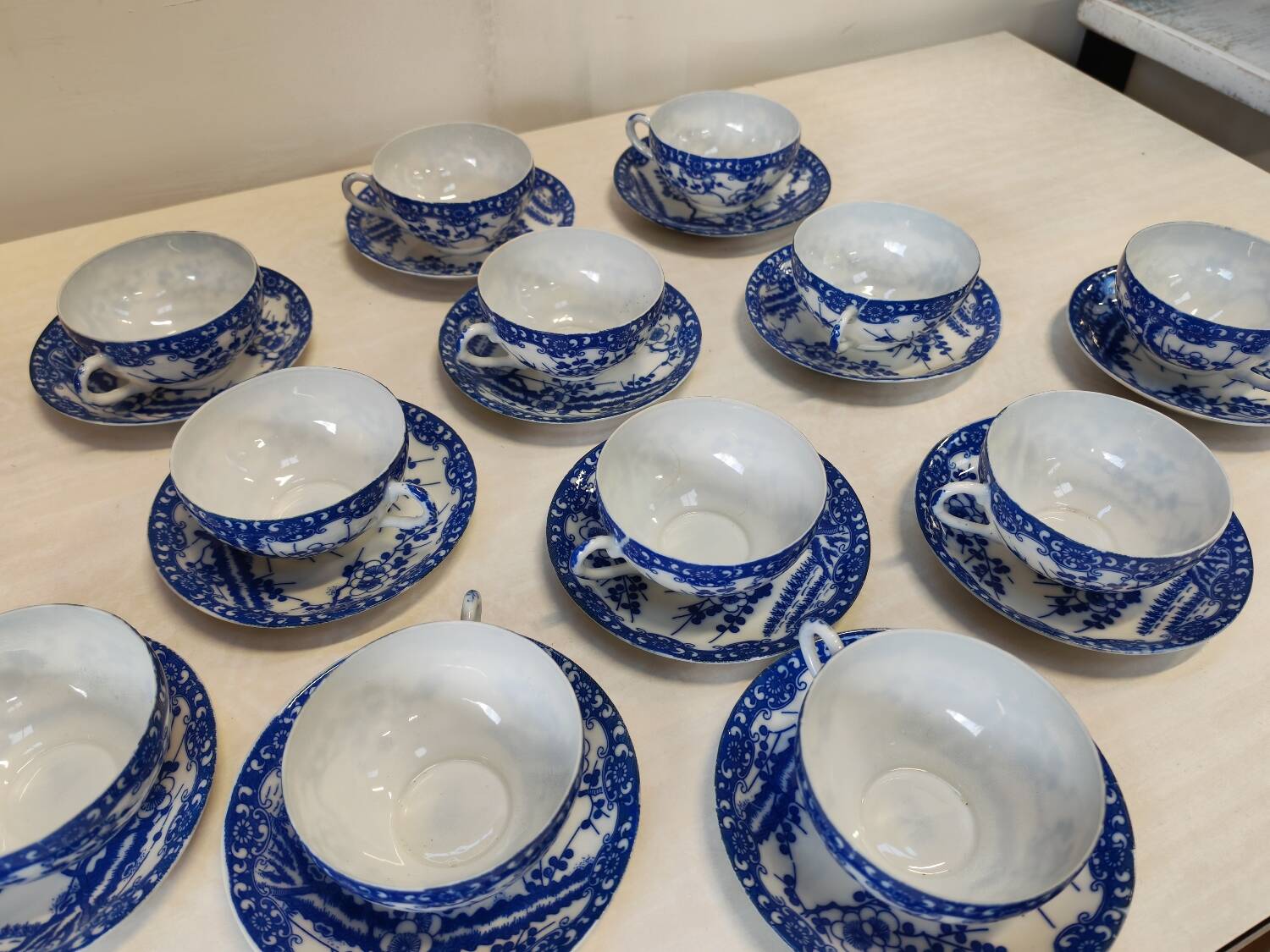 Magnifique Service de 12 Tasses et Soucoupes en Porcelaine