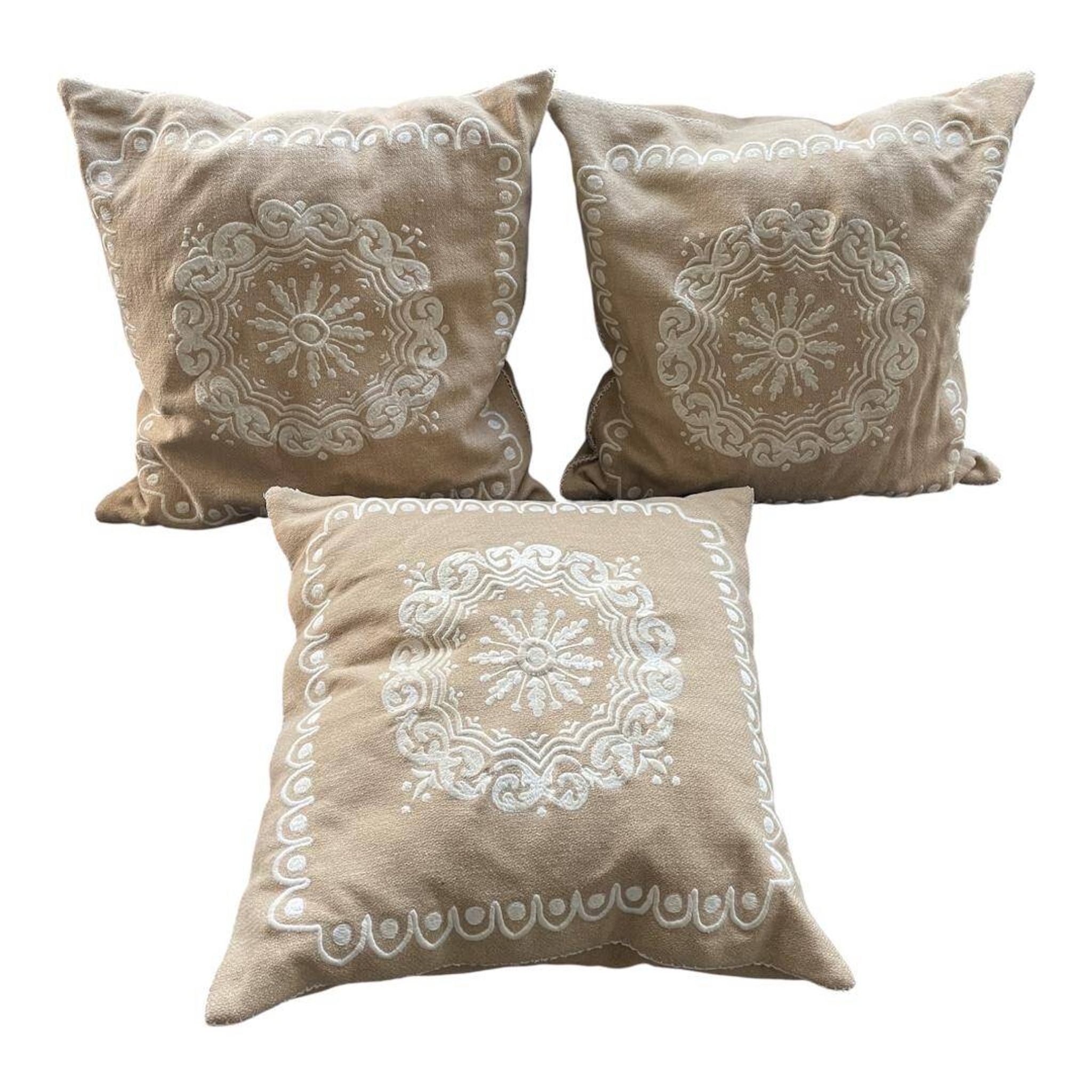 Coussin Pierre Frey Paris 40x40 laine brodée – garnissage plumes