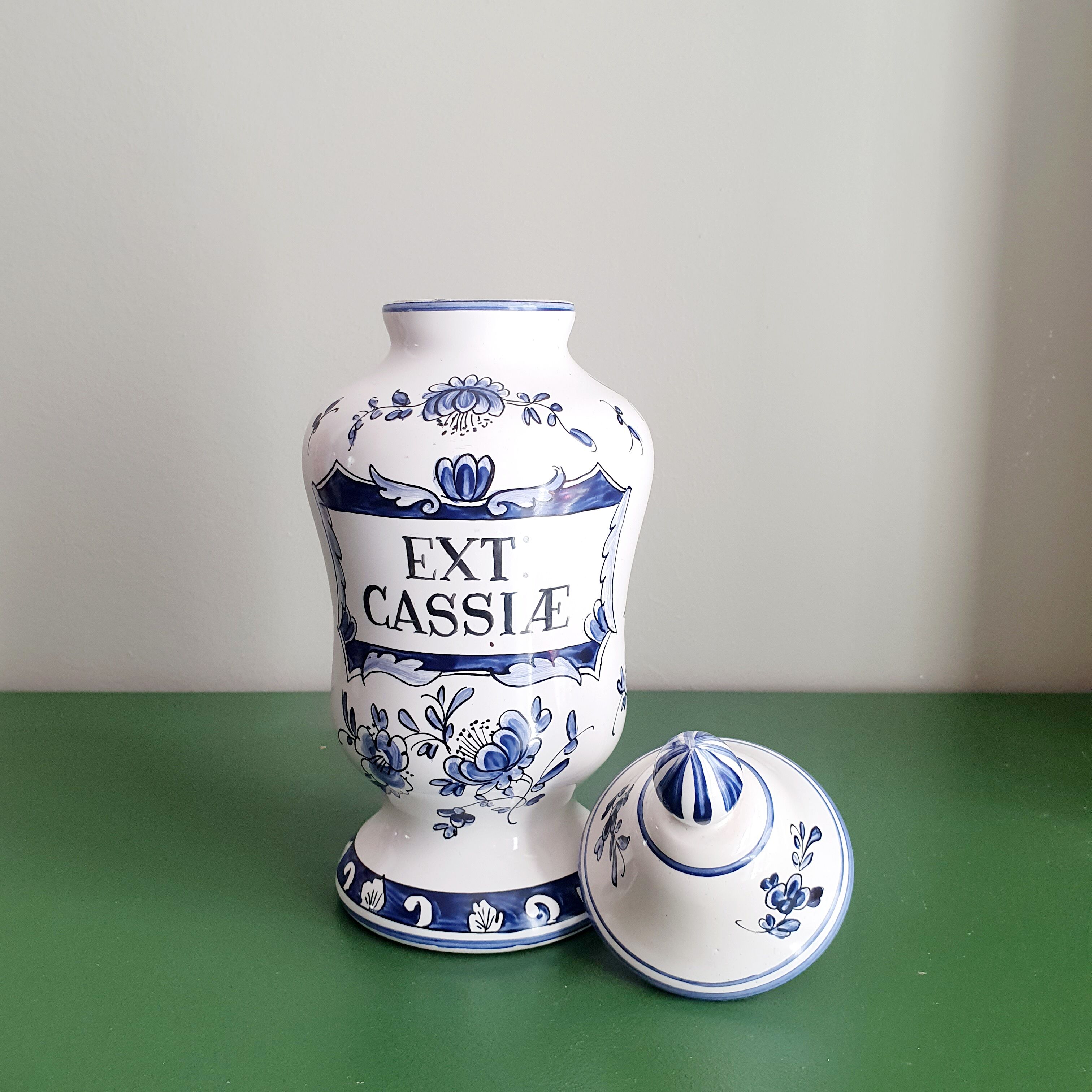 Ceramic apothecary pot