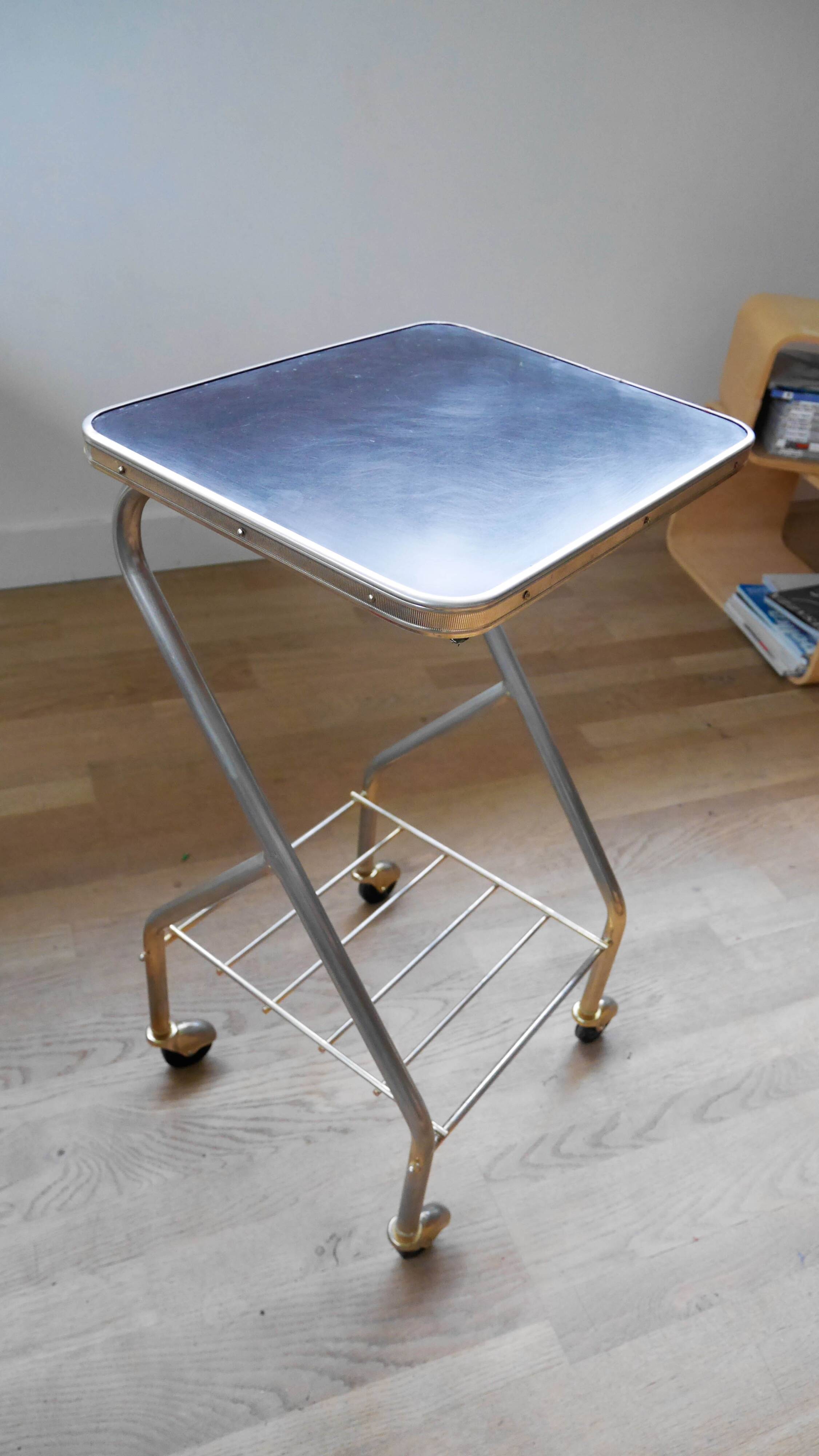 Tablette de style industriel en acier et plateau bois