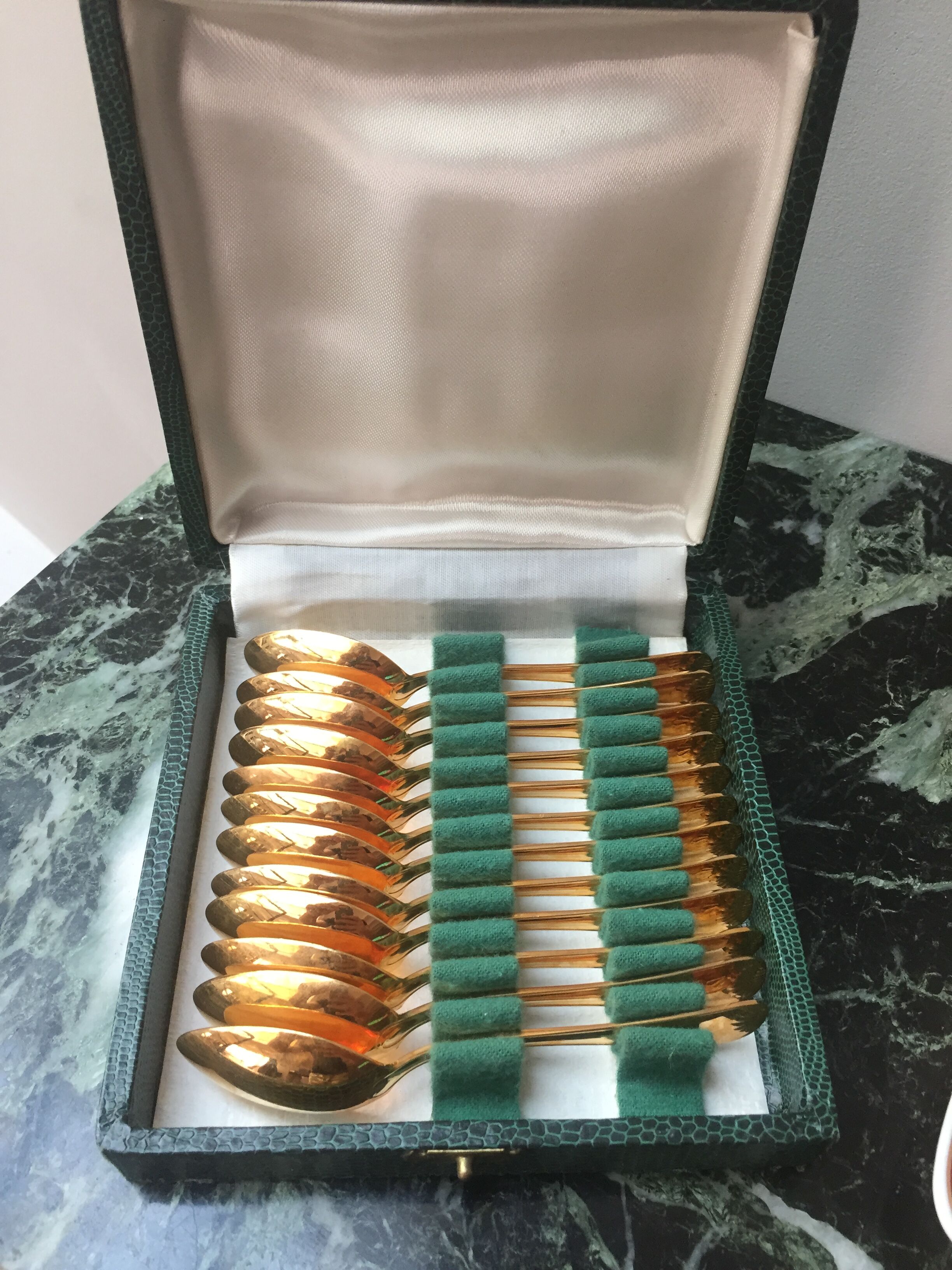 12 teaspoons - gold metal - Shell decoration - in their case