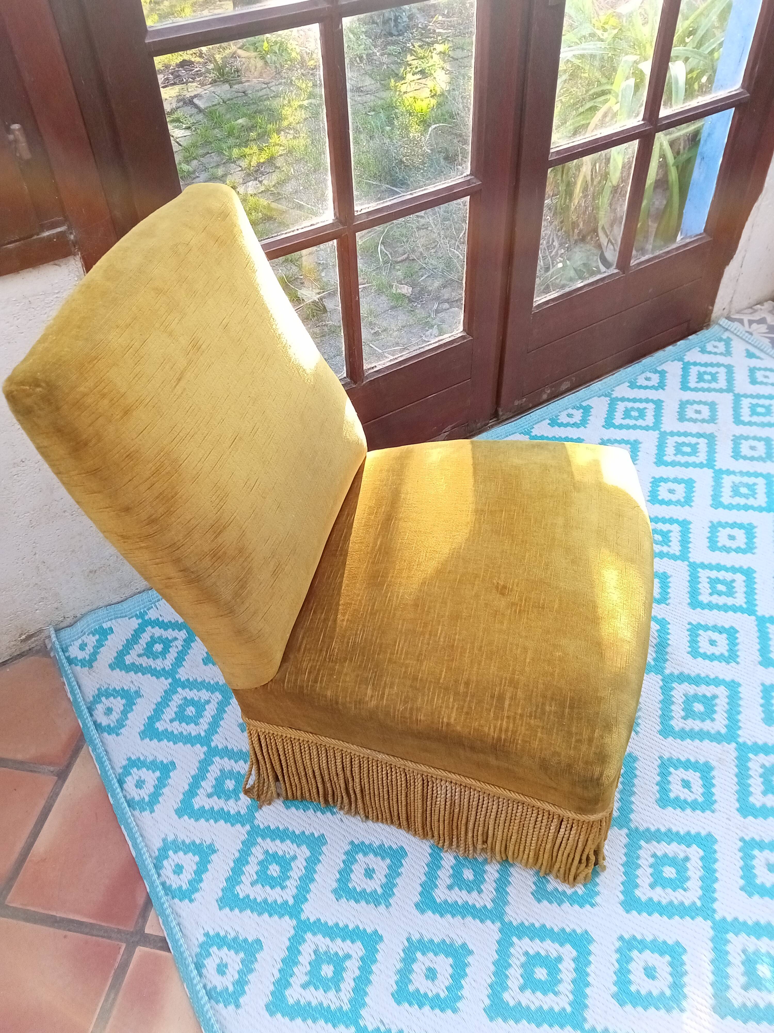 Fauteuil rapaud en velours moutarde