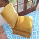 Fauteuil rapaud en velours moutarde