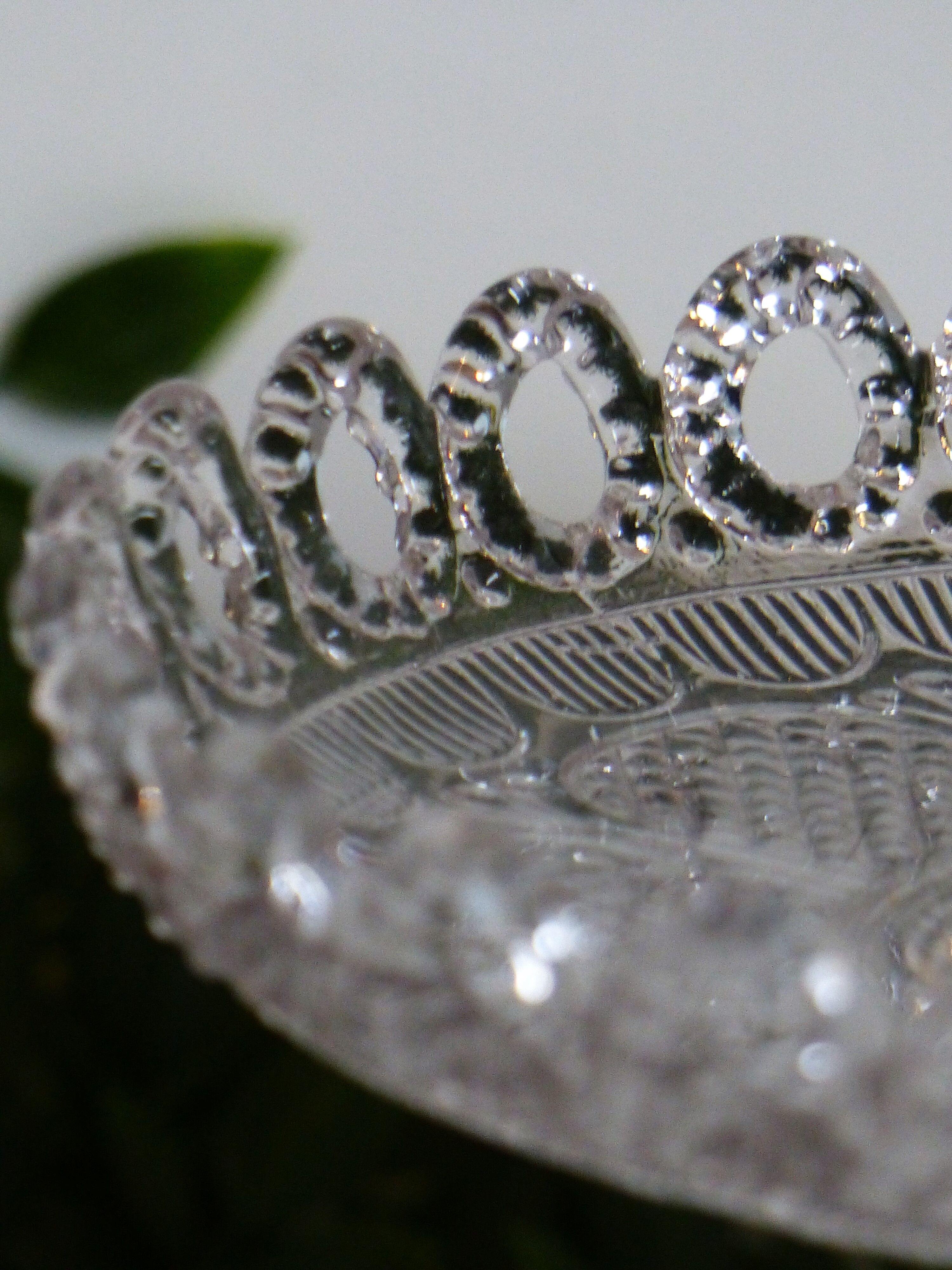 Flat, glass cake display