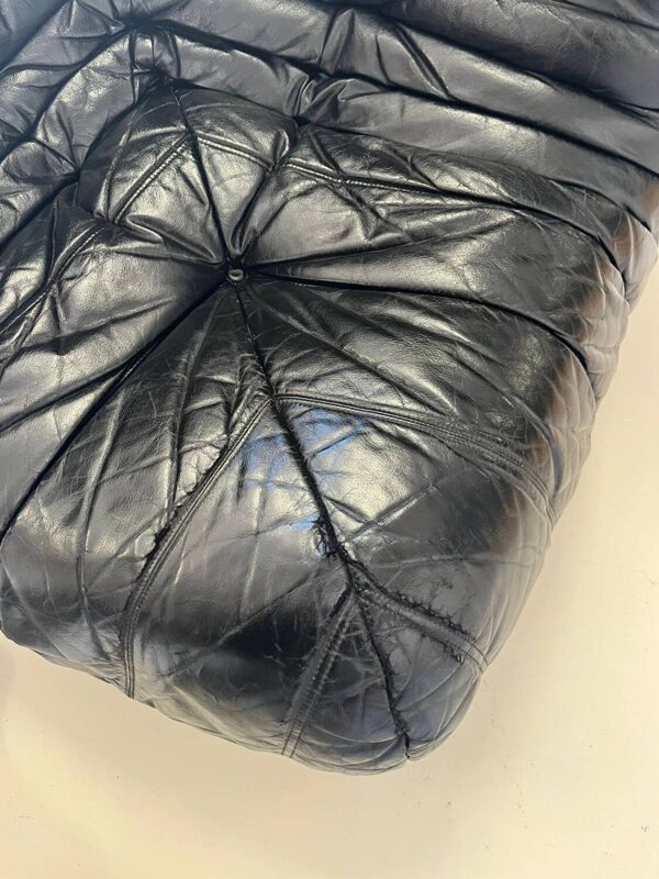 Chauffeuse d'angle Togo en cuir noir par Ligne Roset