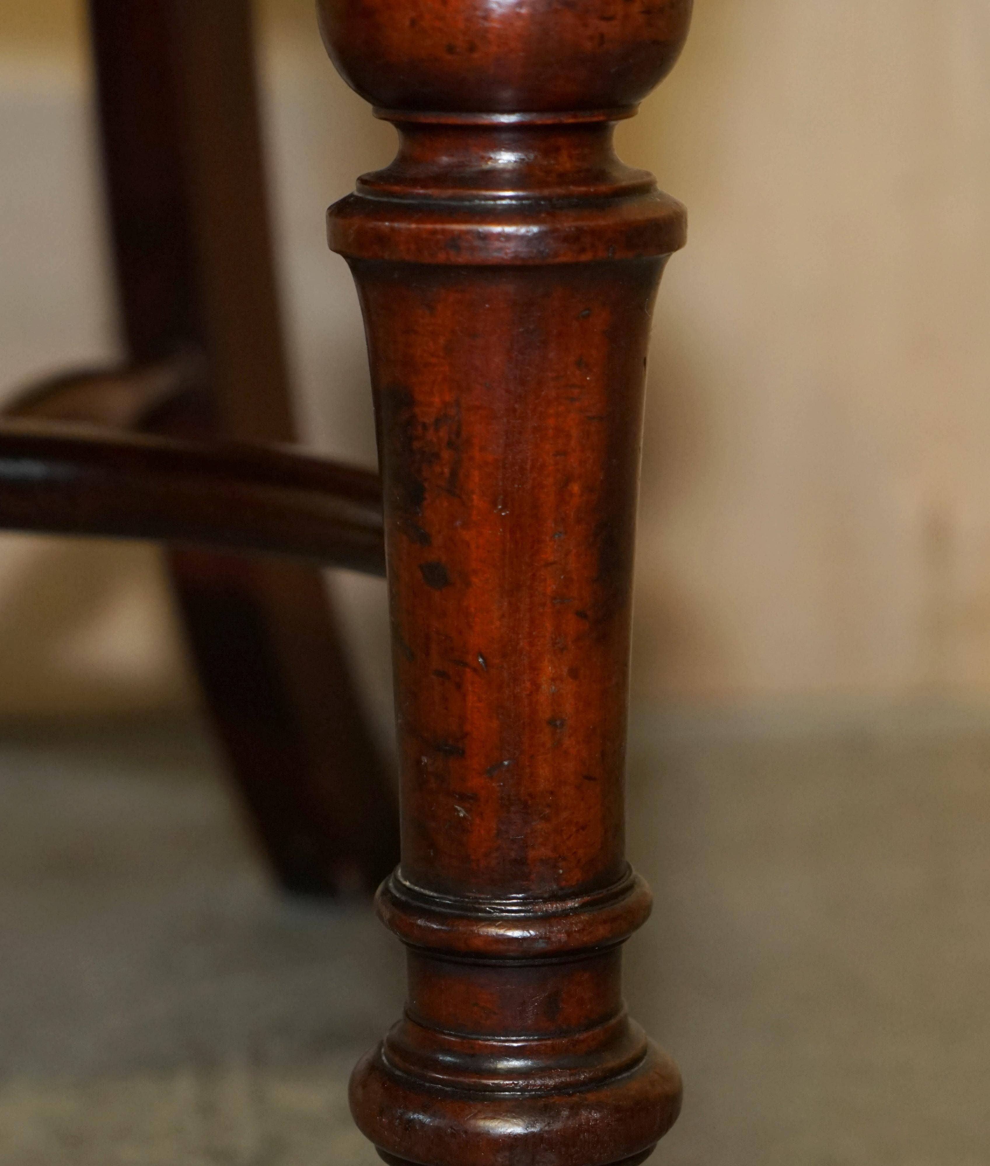 Chesterfield captain's armchair William IV in restored leather with hardwood.