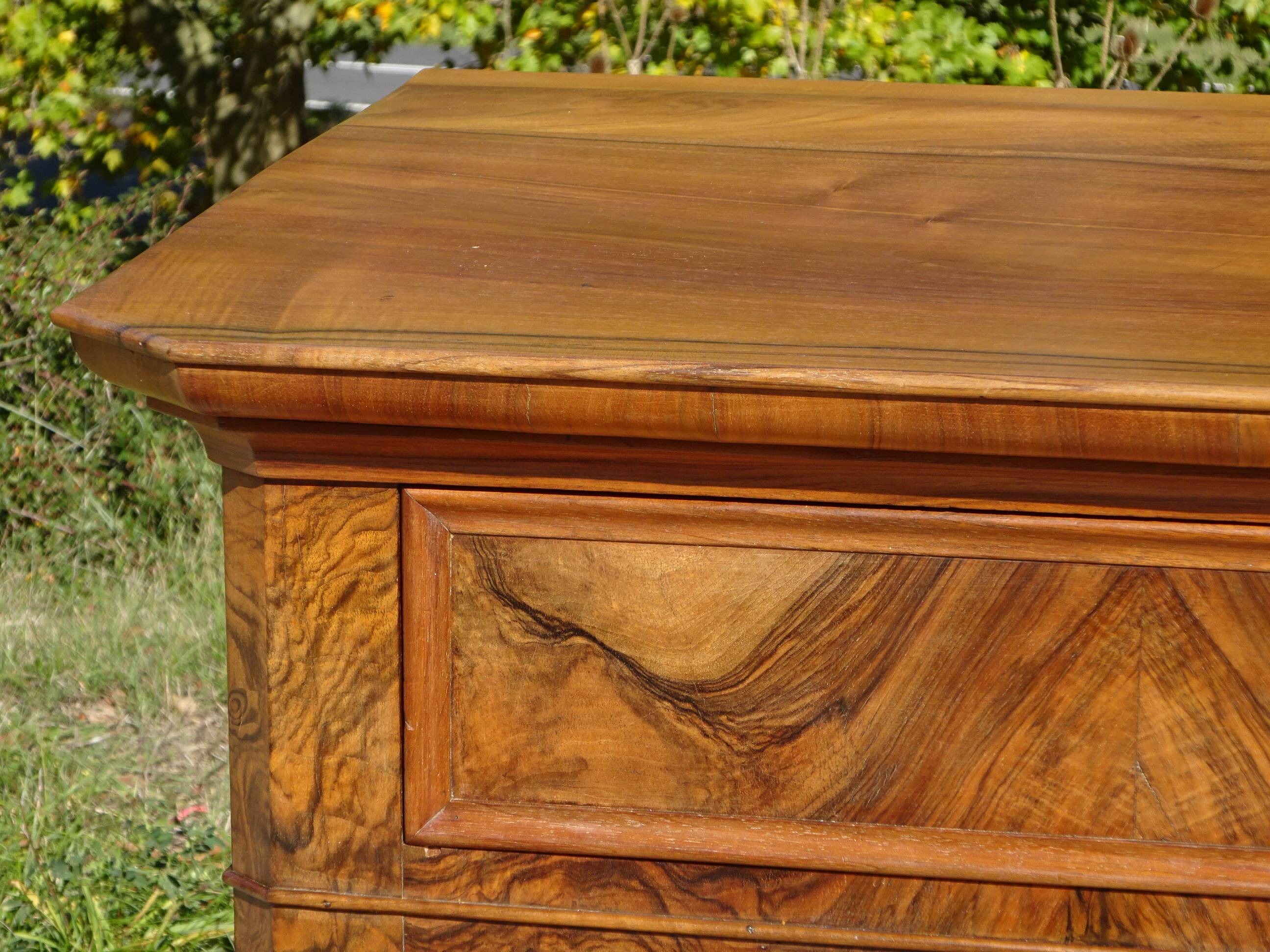 Ancienne commode en noyer et ronce de noyer