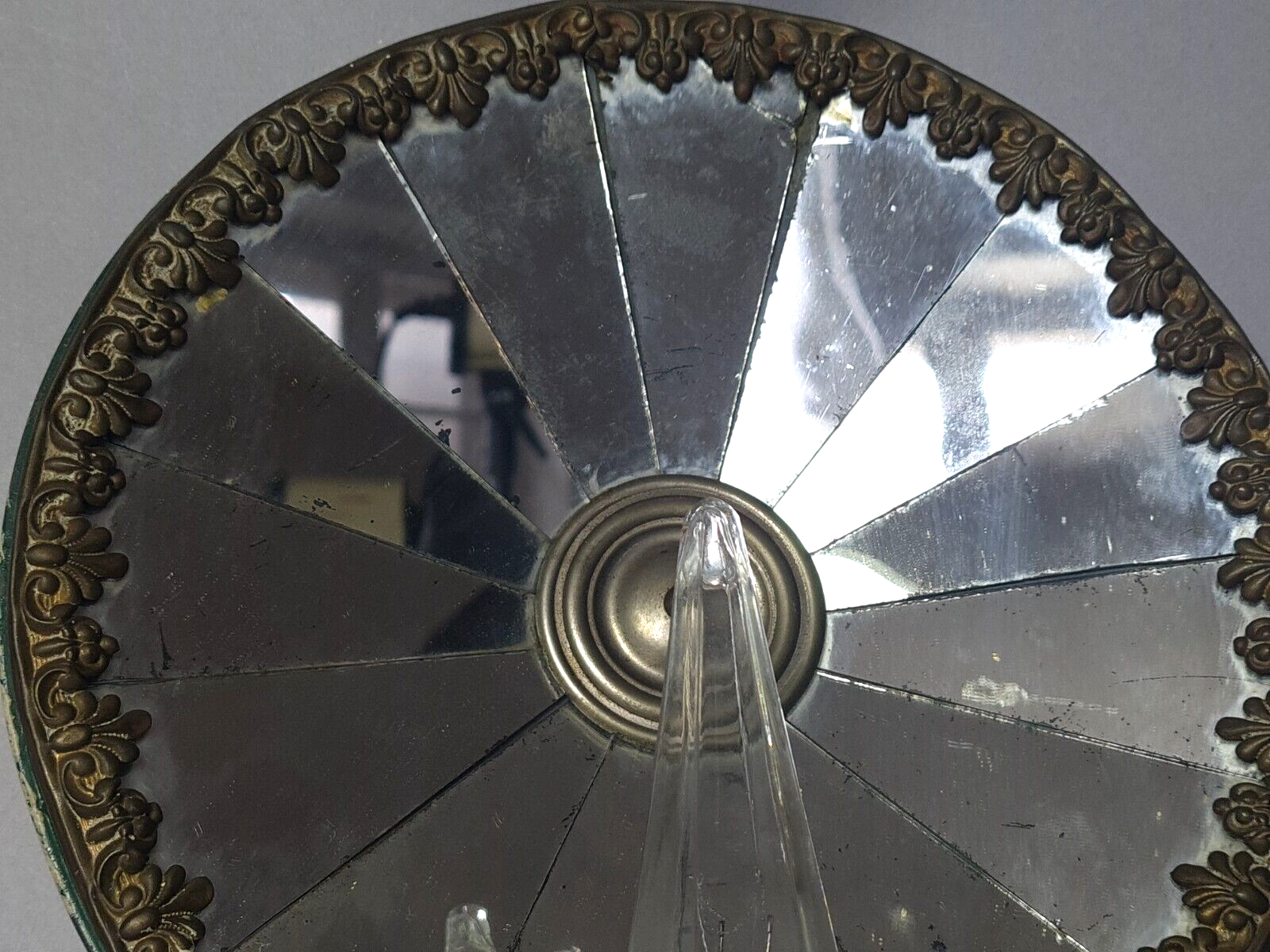 Old wall lamp with reflective mirrors SB185