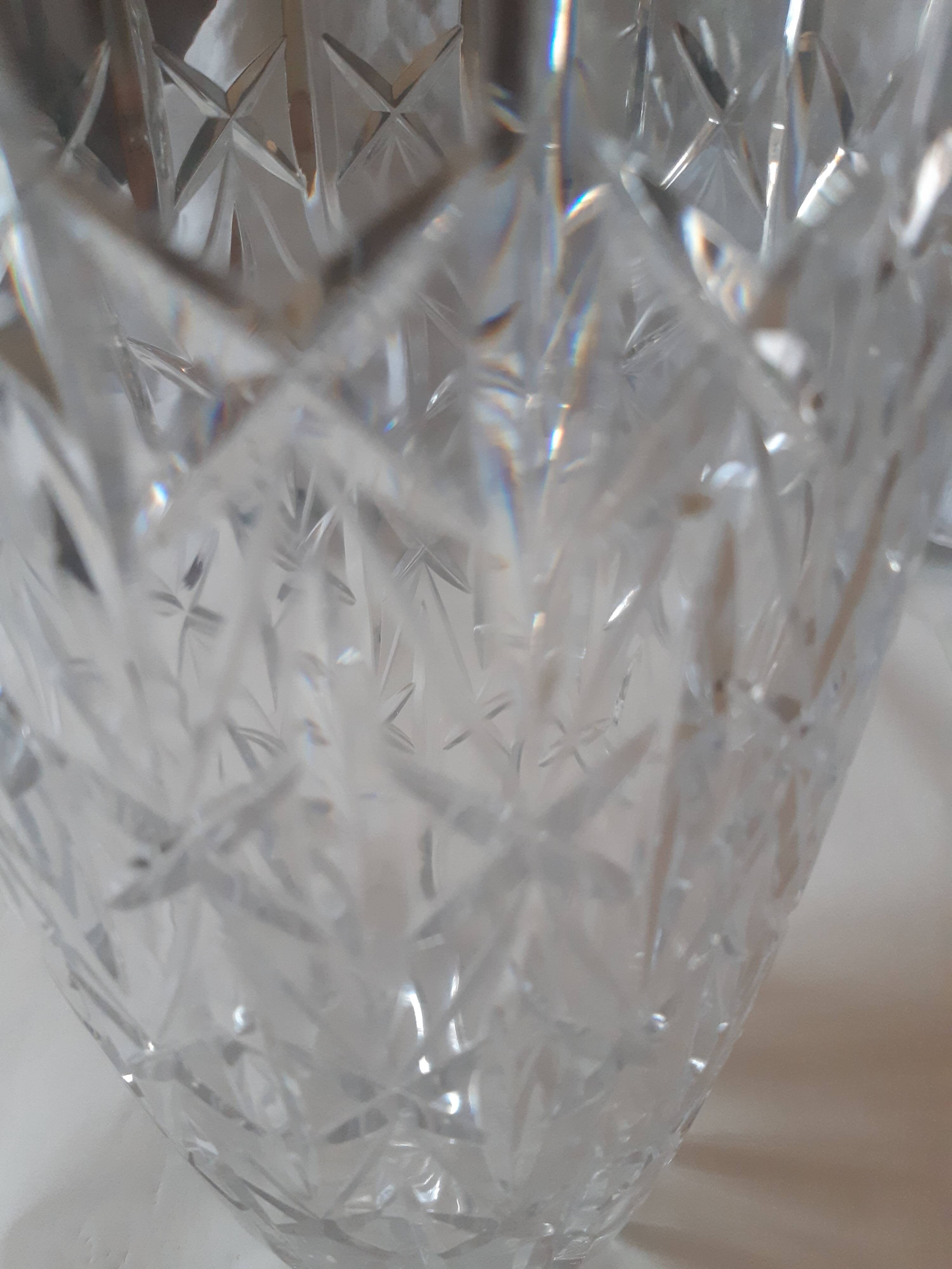 Grand vase en cristal ciselé