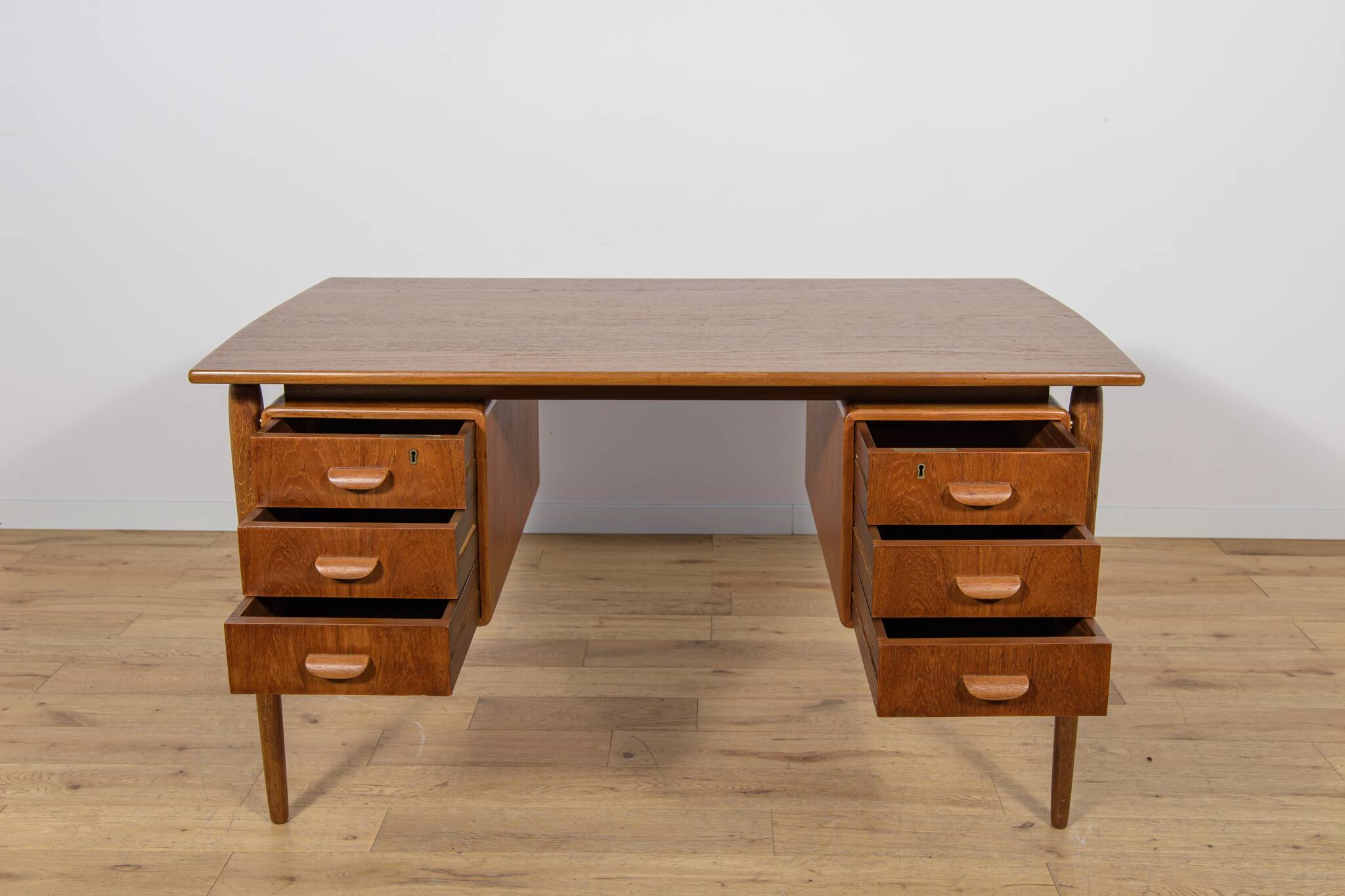 Bureau en teck autoportant de style moderne du milieu du XXe siècle, Danemark, années 1960