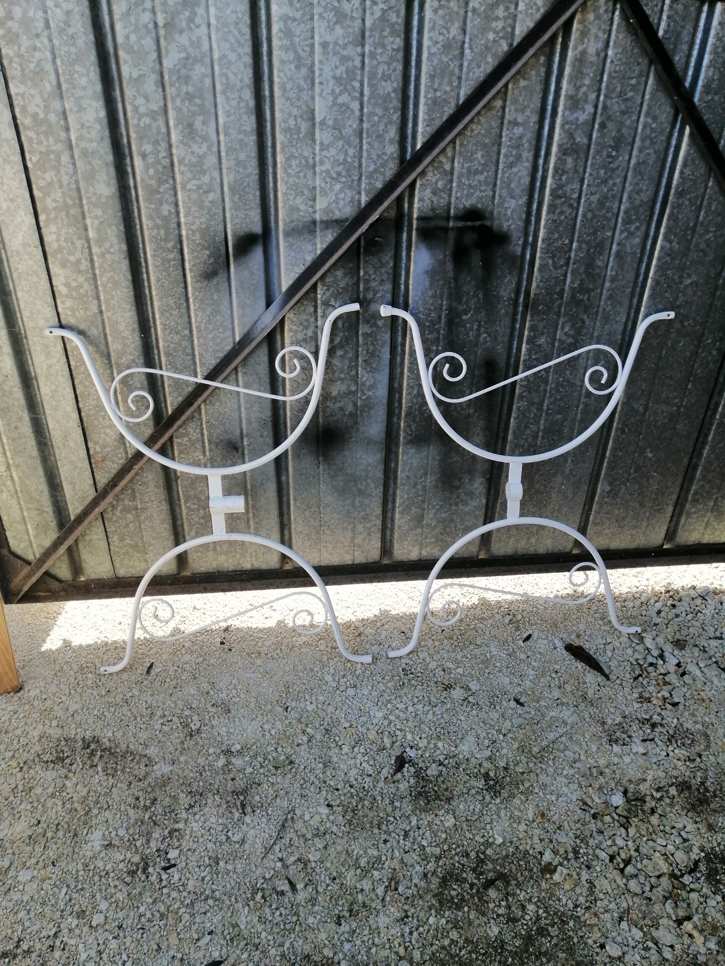 Garden furniture in white metal