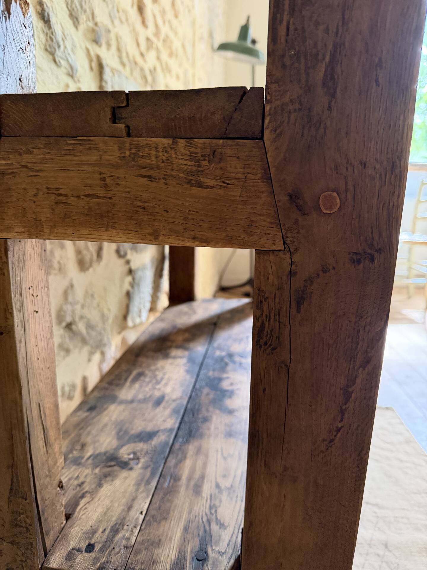 Étagère sur pieds en bois brut, art populaire