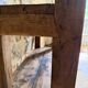 Étagère sur pieds en bois brut, art populaire