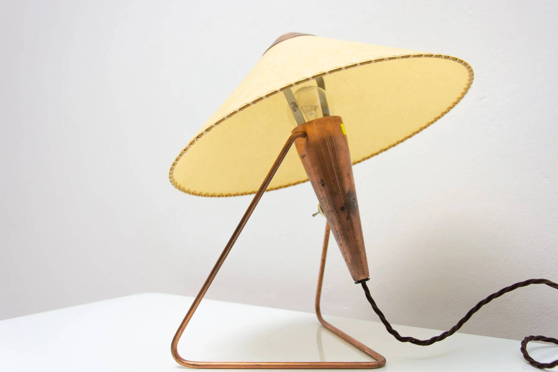 Lampe de table trépied tchèque des années 50 par Helena Frantová.